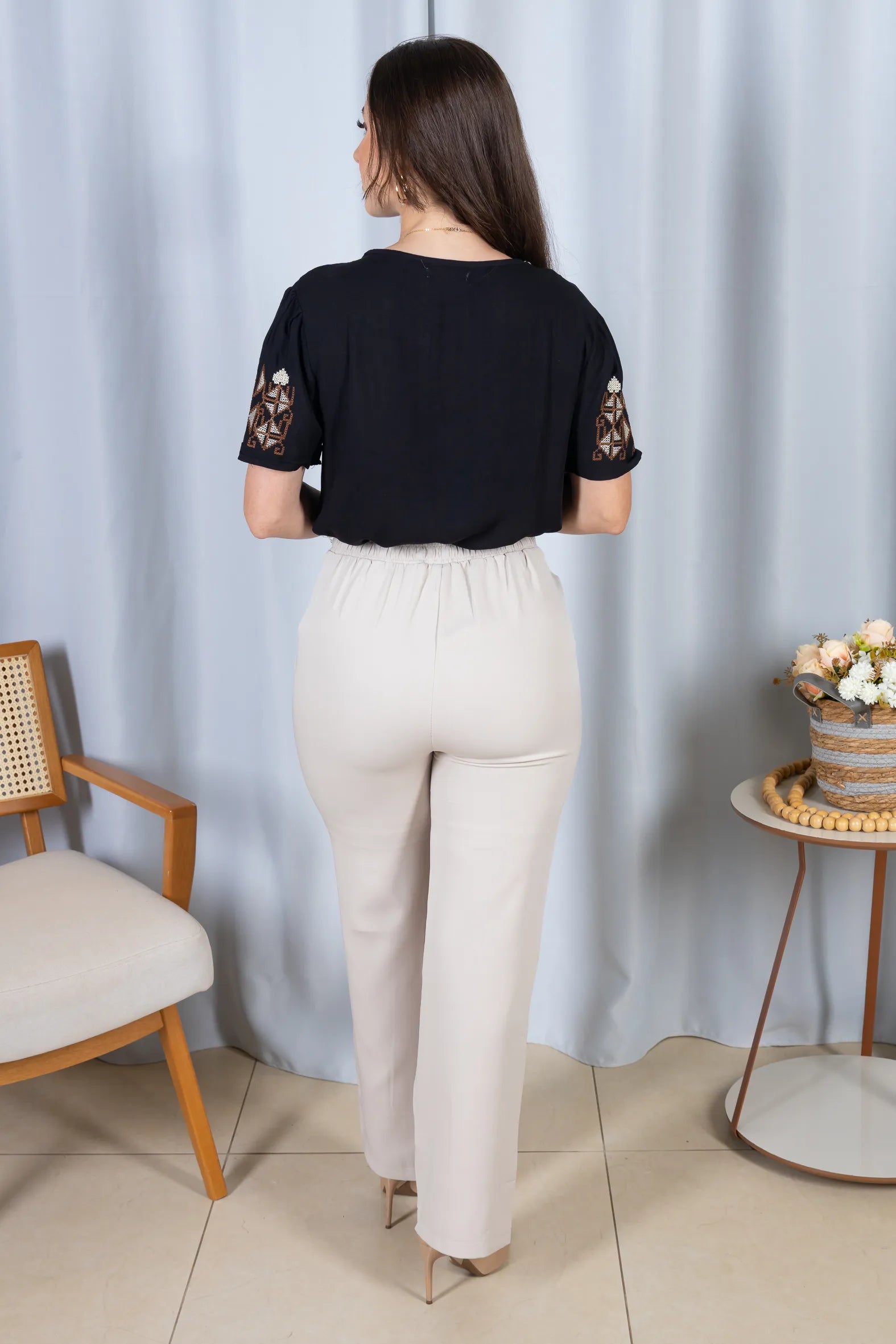 Blusa Manga Curta Decote em "V" Visco-Linho com Detalhes Bordados Colo Angélica Preta