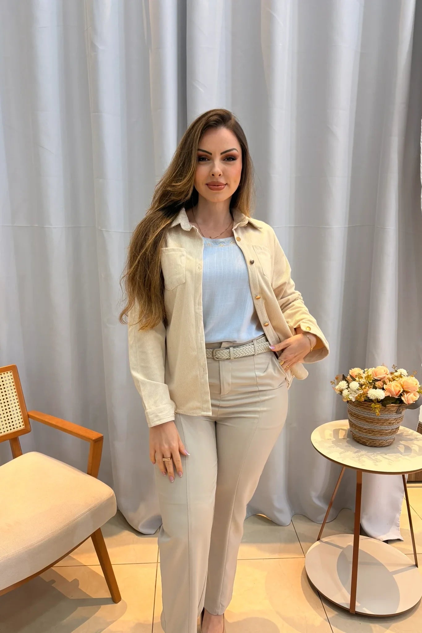 Conjunto: Blusa Selma Azul + Calça Bianca Gelo + Jaqueta Cotelê Zoey Creme