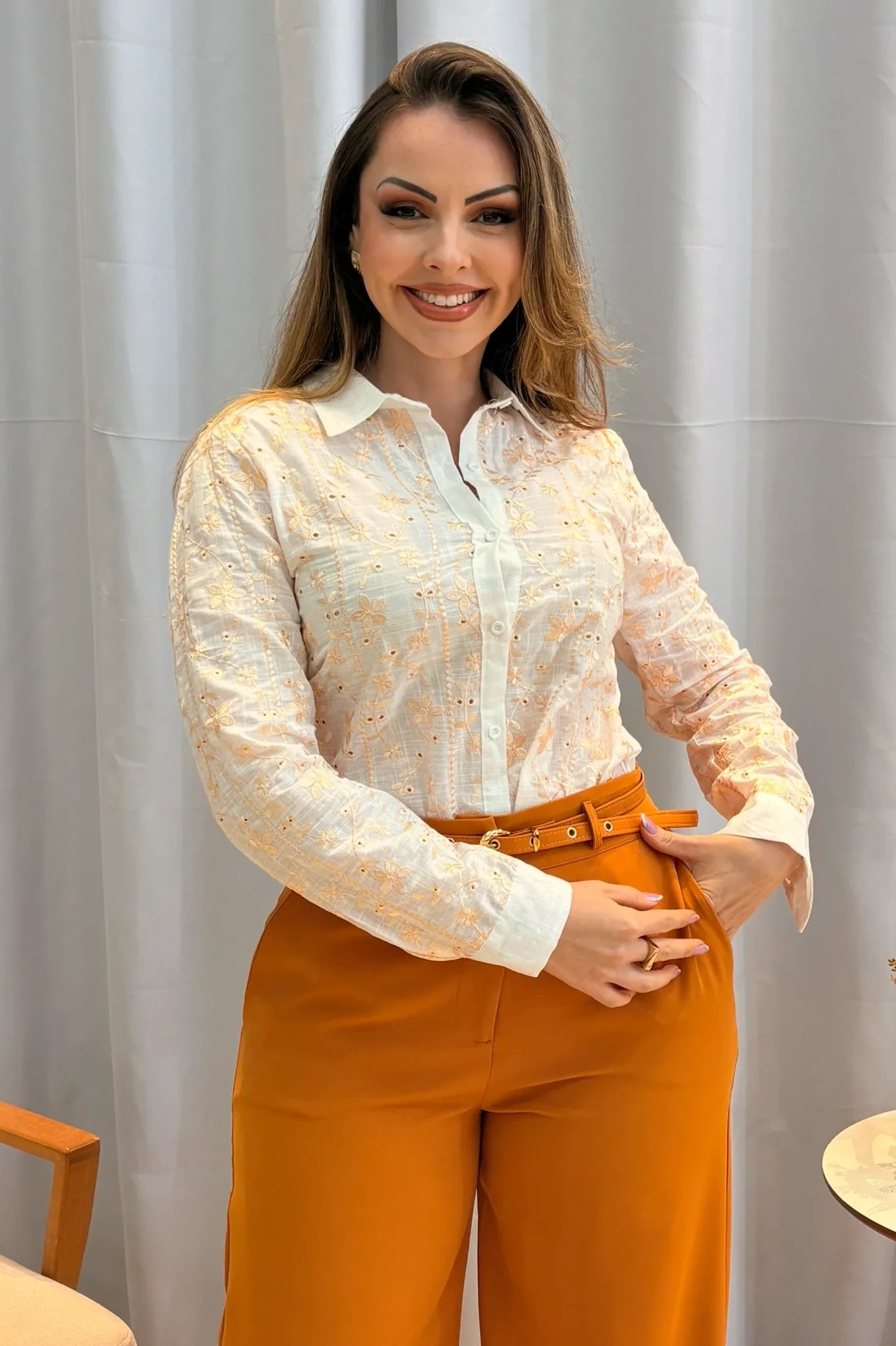 Conjunto: Camisa Laise Atemporal Maitê Branca + Calça Pantalona que Alonga a Silhueta Luiza Mostarda
