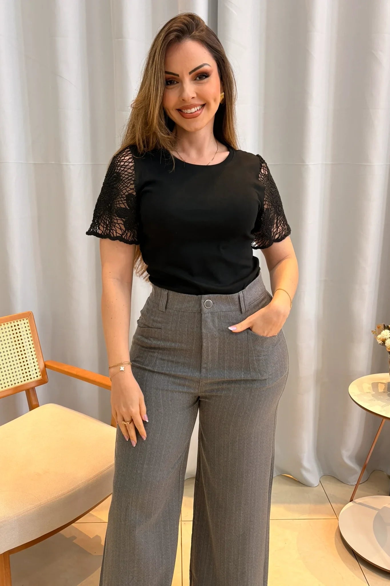 Conjunto: Blusa Confortável com Manga em Crochê Gisele Preta + Calça Reta Elegante Risca de Giz Luara Cinza