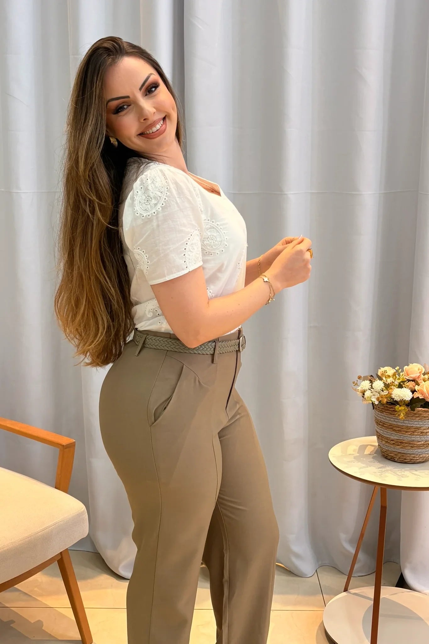 Conjunto: Blusa Laise com Decote "V" Emanuelle Branca + Calça Alfaiataria Corte Reto Friso e Cós Infinito Bianca Caqui