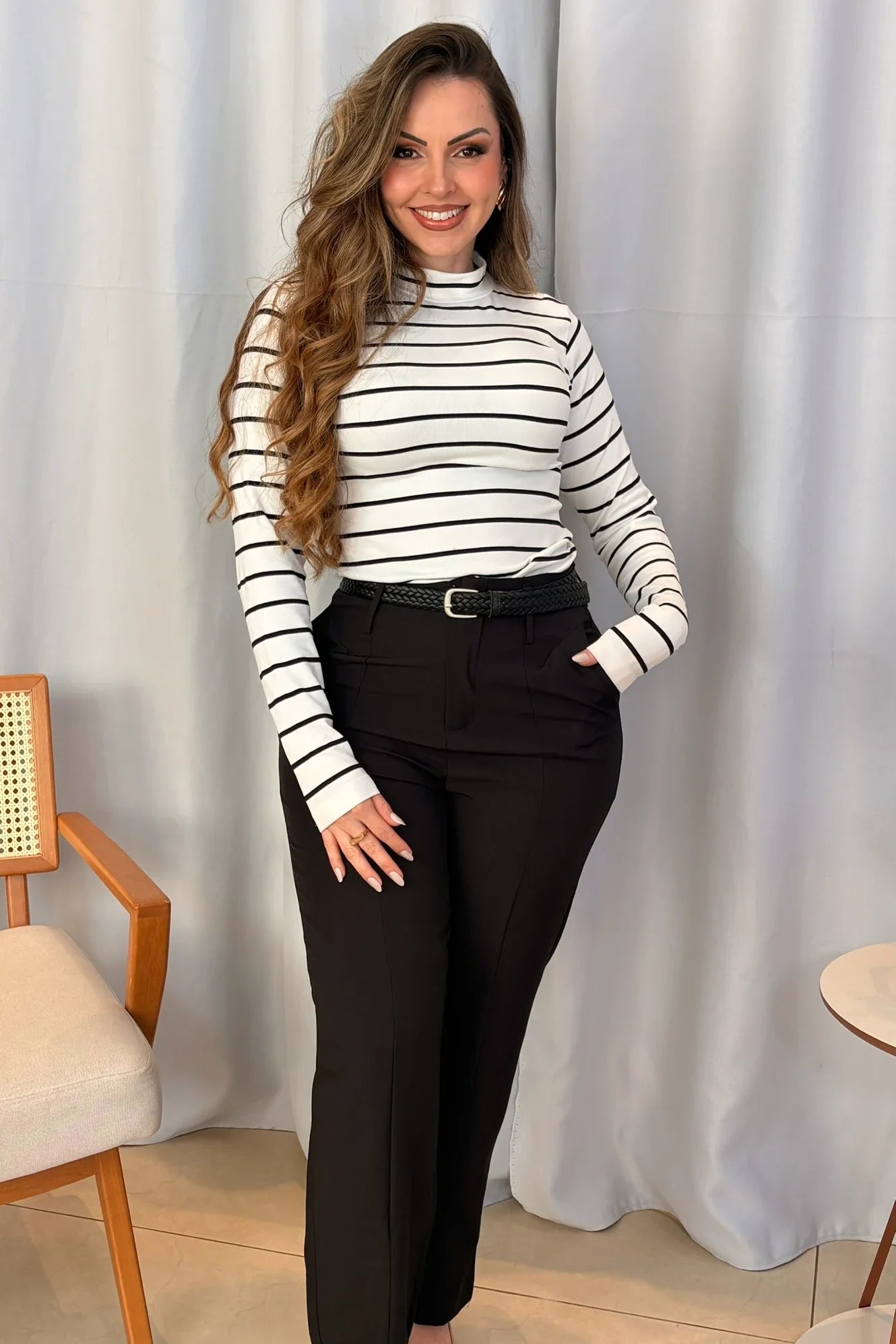 Conjunto: Blusa Gola Alta Andressa Branca + Calça Reta Bianca Preta