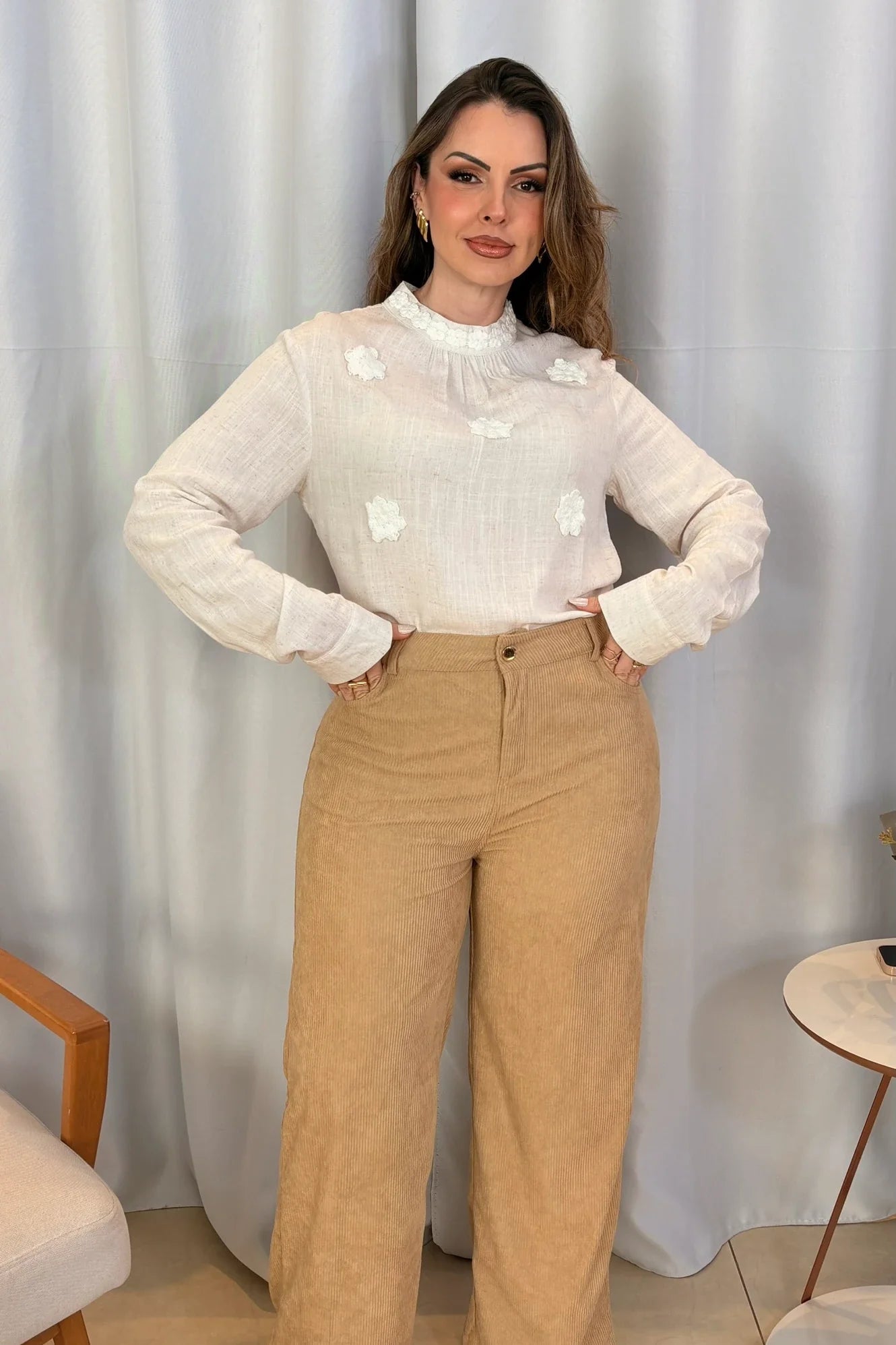 Conjunto: Blusa em Visco-Linho Sonia Off White + Calça Cotelê Mia Creme