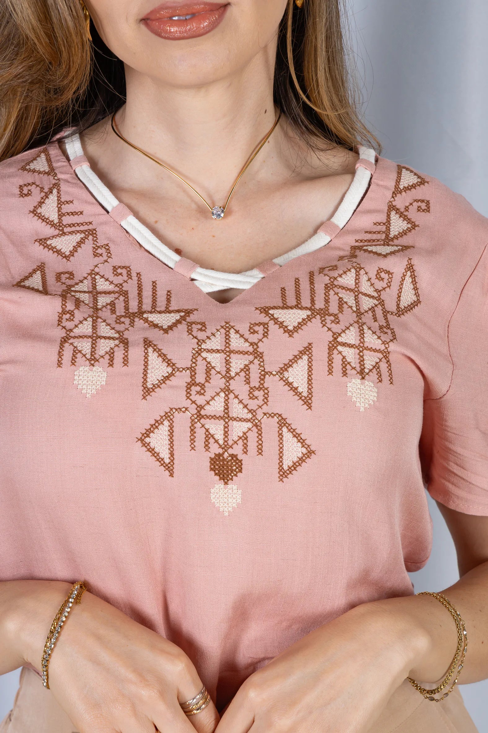 Blusa Manga Curta Decote em "V" Visco-Linho com Detalhes Bordados Colo Angélica Rosê