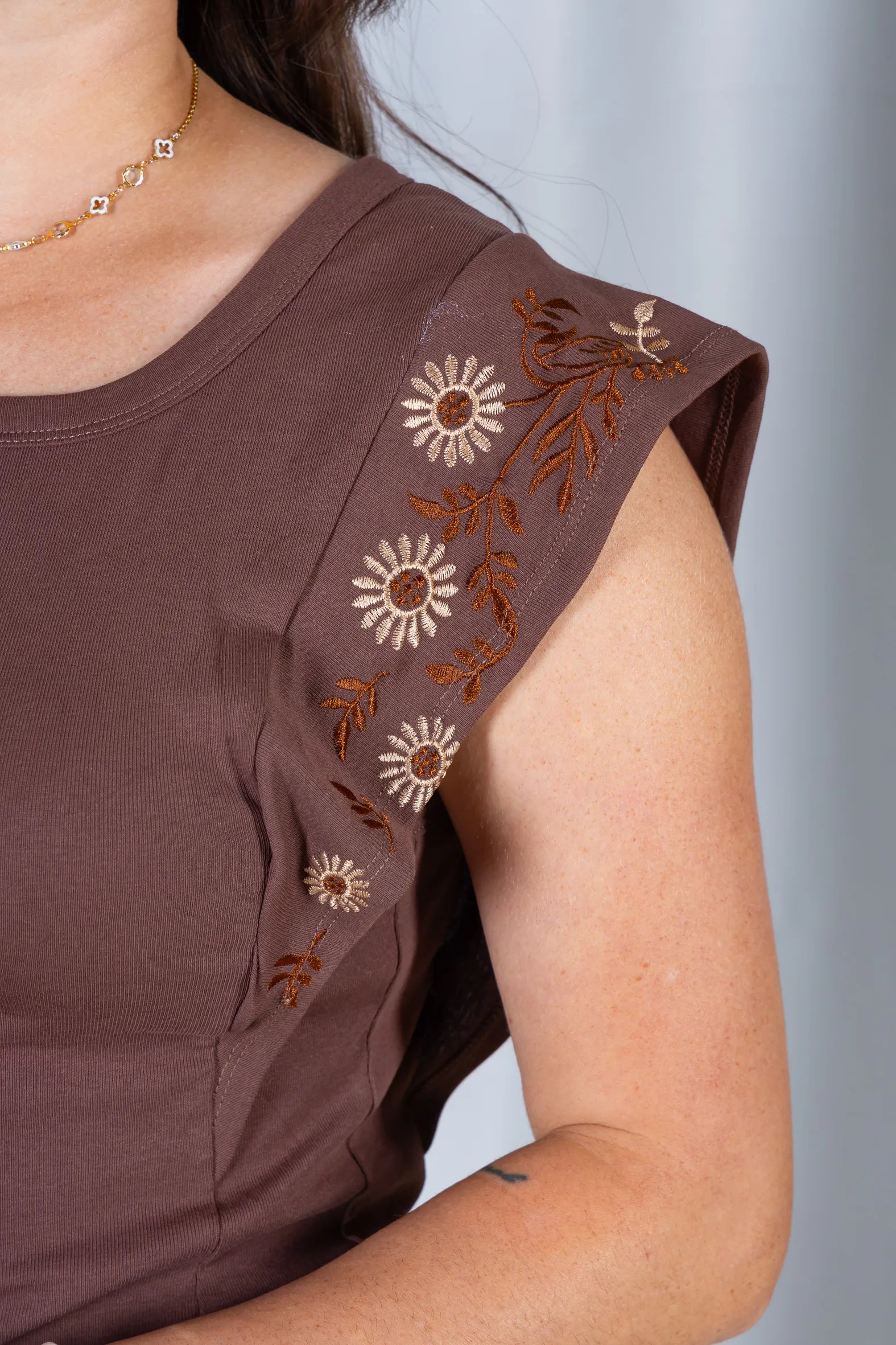 Blusa Regata em Cotton Lycra Muscle Tee com Detalhe Bordado Pâmela Marrom