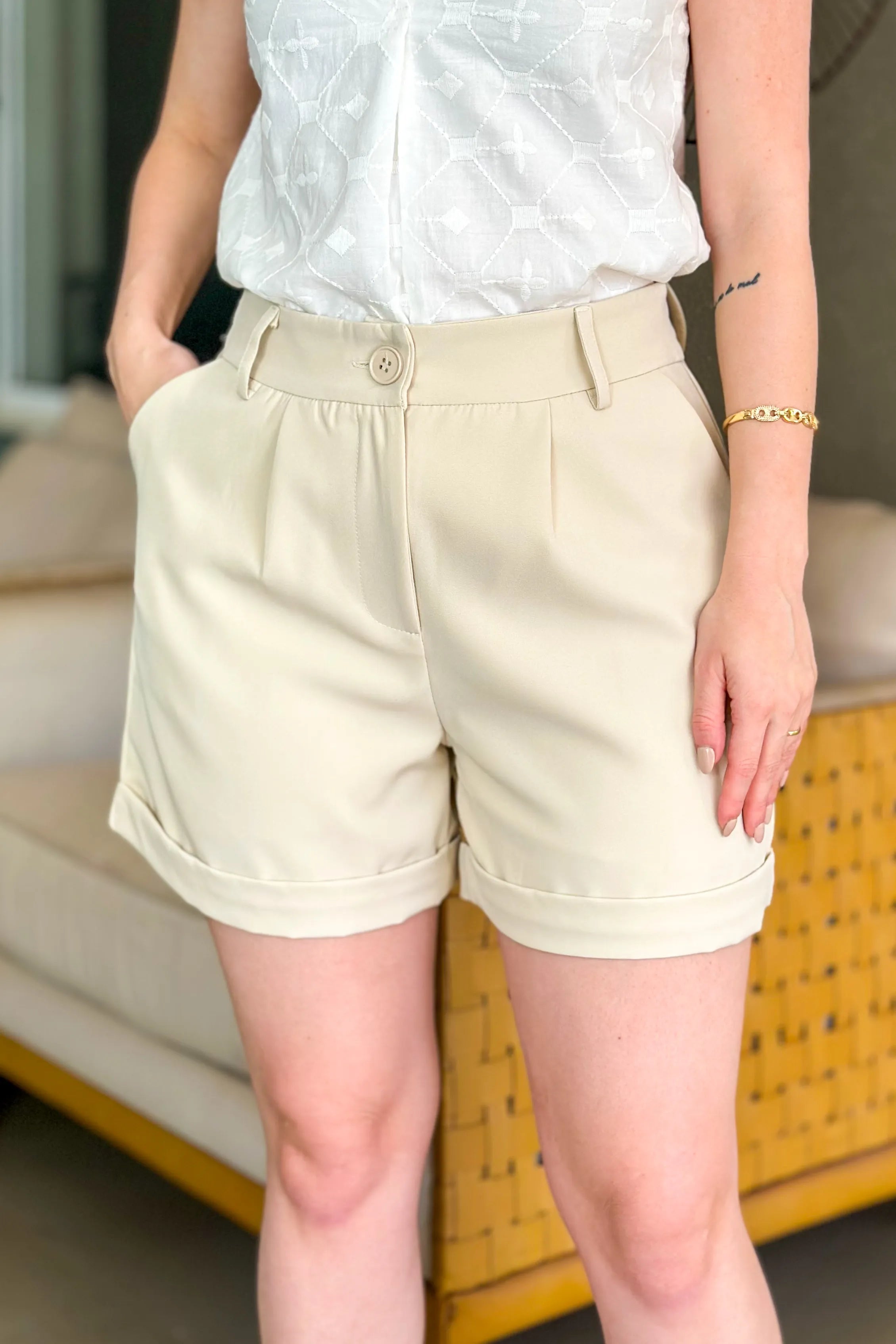 Short Detalhe Barra Monique Creme