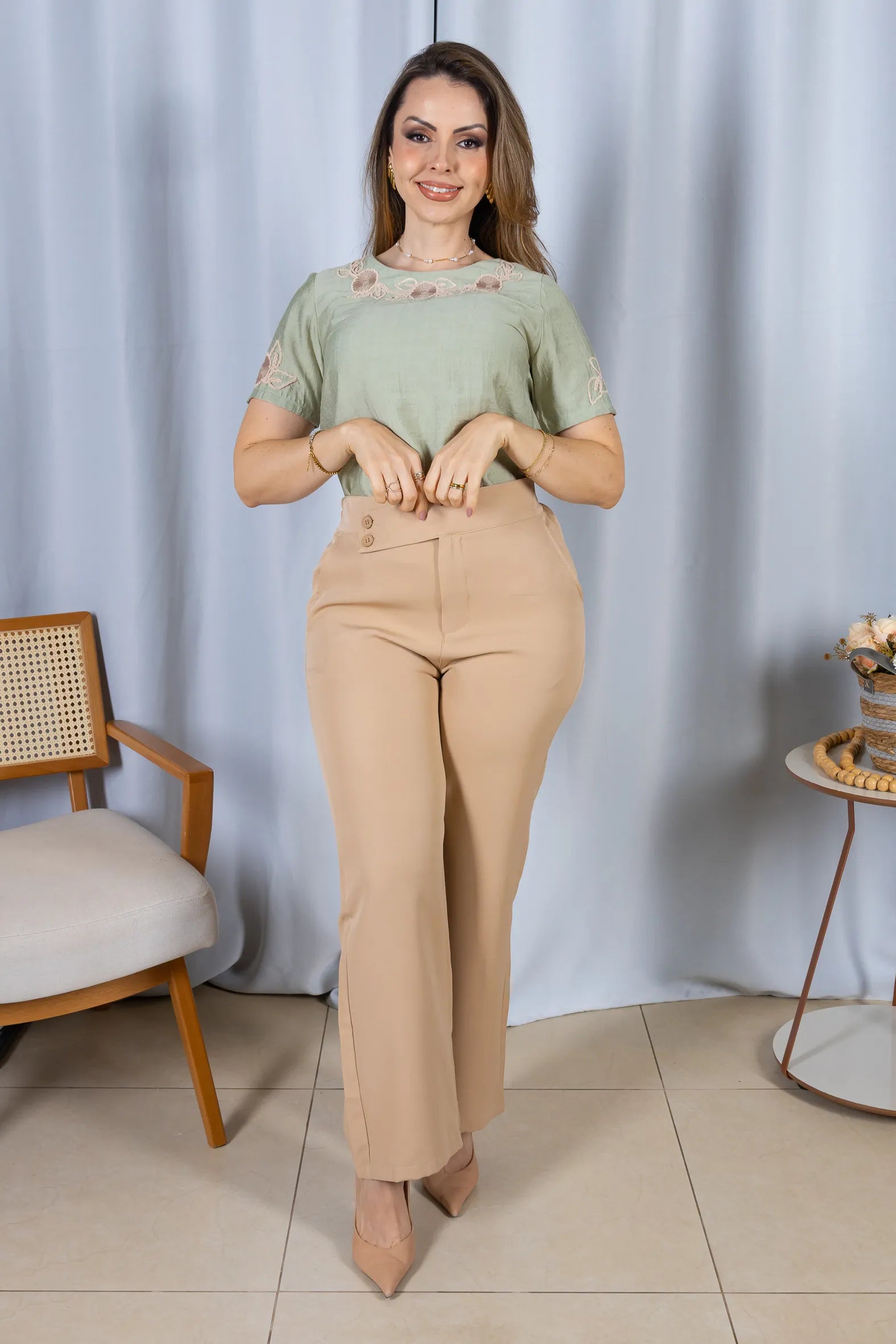 Blusa Manga Curta com Detalhes Bordados Colo Visco Brise Camila Verde