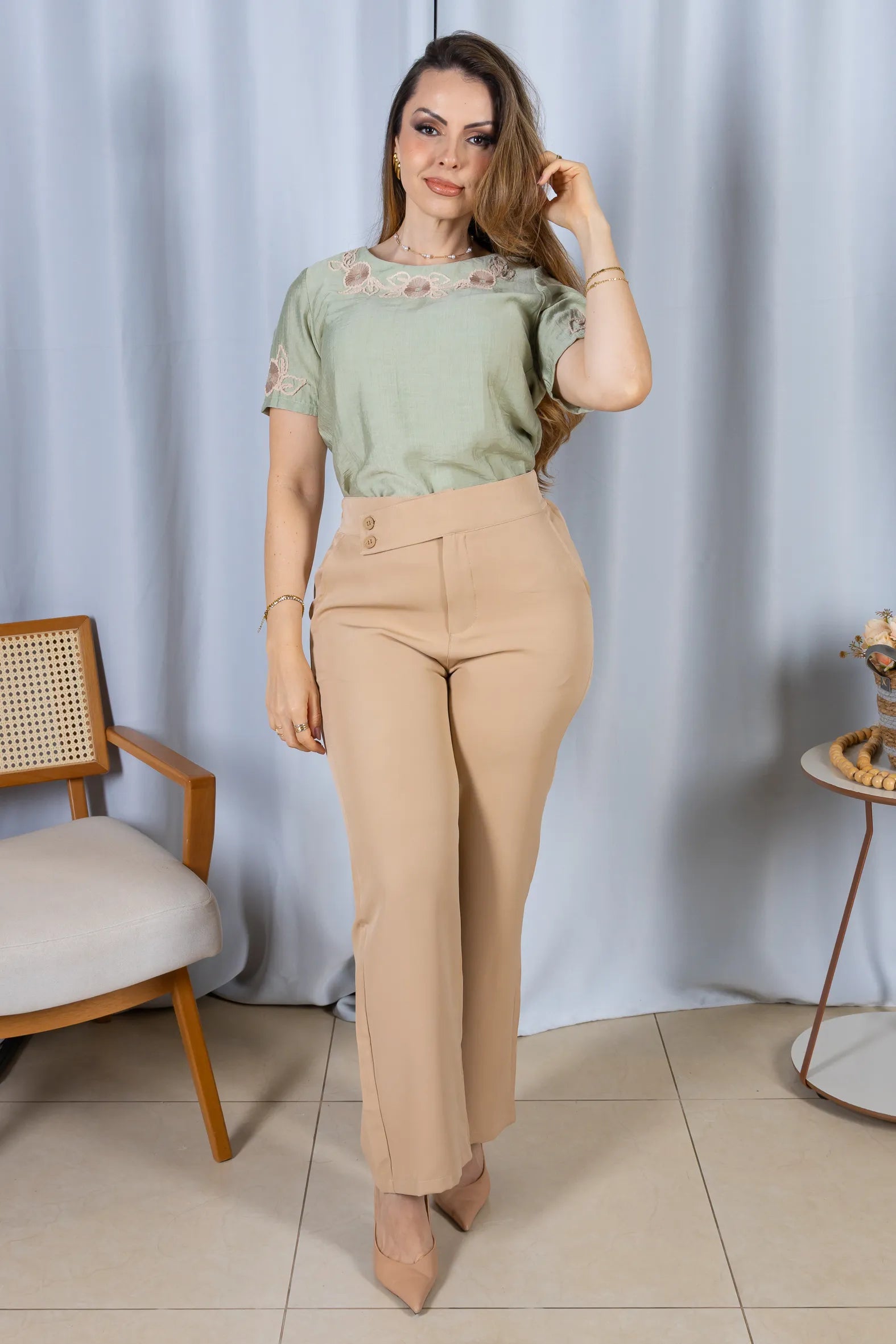 Blusa Manga Curta com Detalhes Bordados Colo Visco Brise Camila Verde