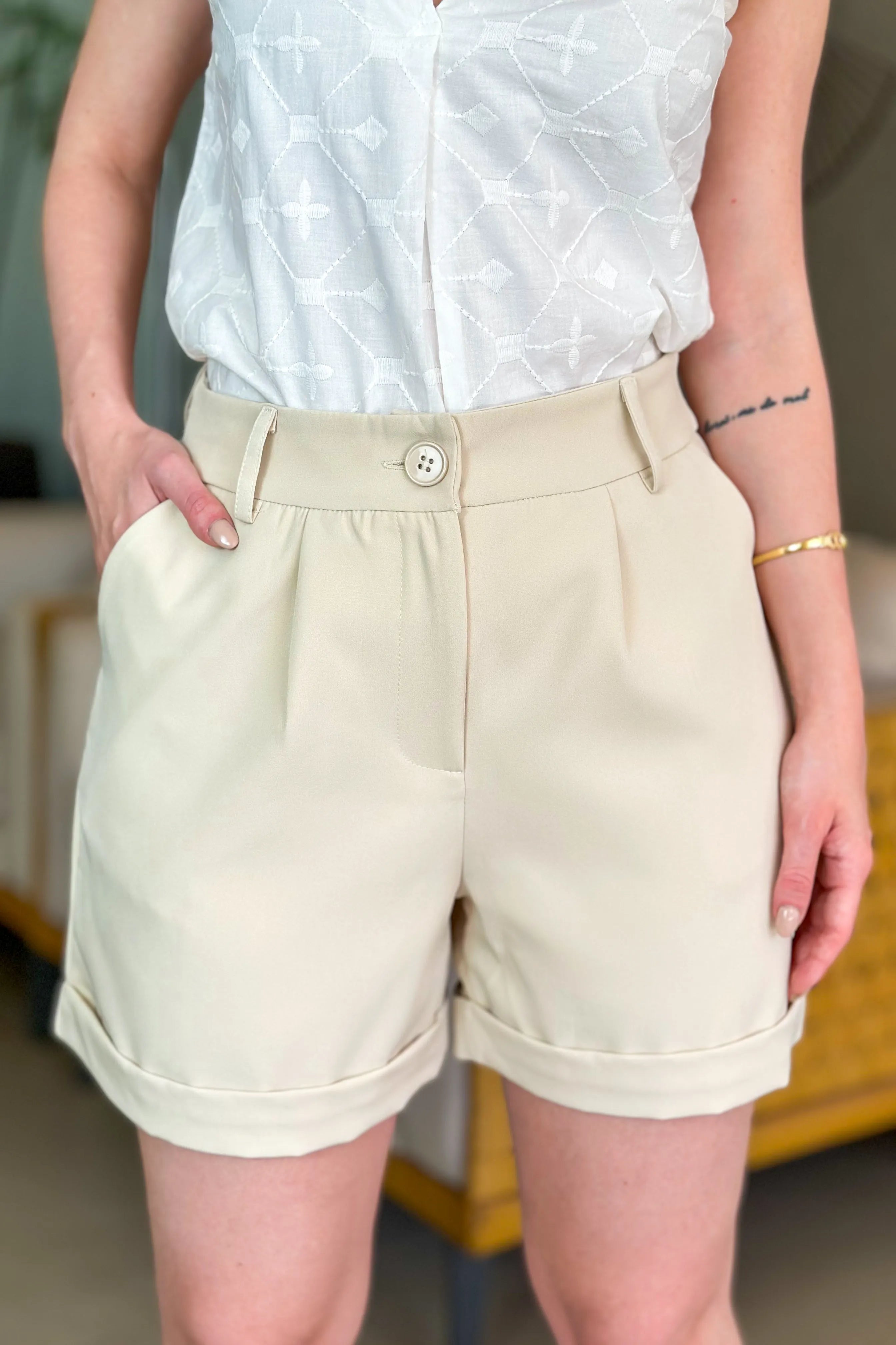 Short Detalhe Barra Monique Creme