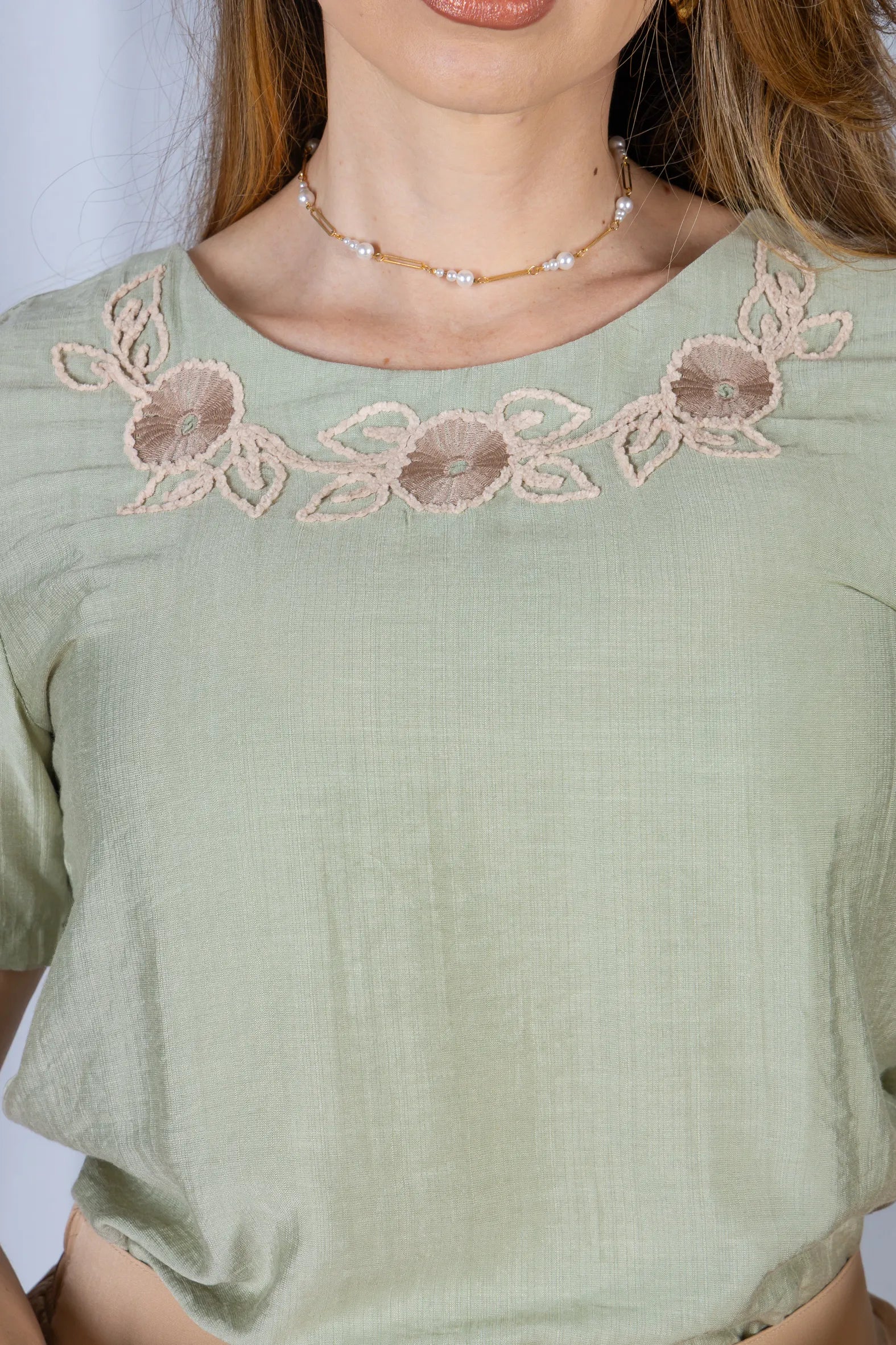 Blusa Manga Curta com Detalhes Bordados Colo Visco Brise Camila Verde