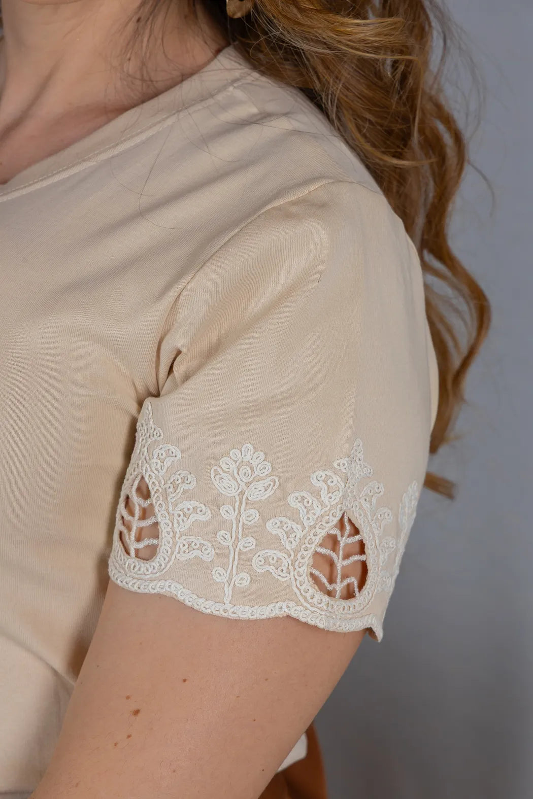 Blusa Manga Curta com Detalhe Bordado Vazado em Cotton Lycra Monique Creme