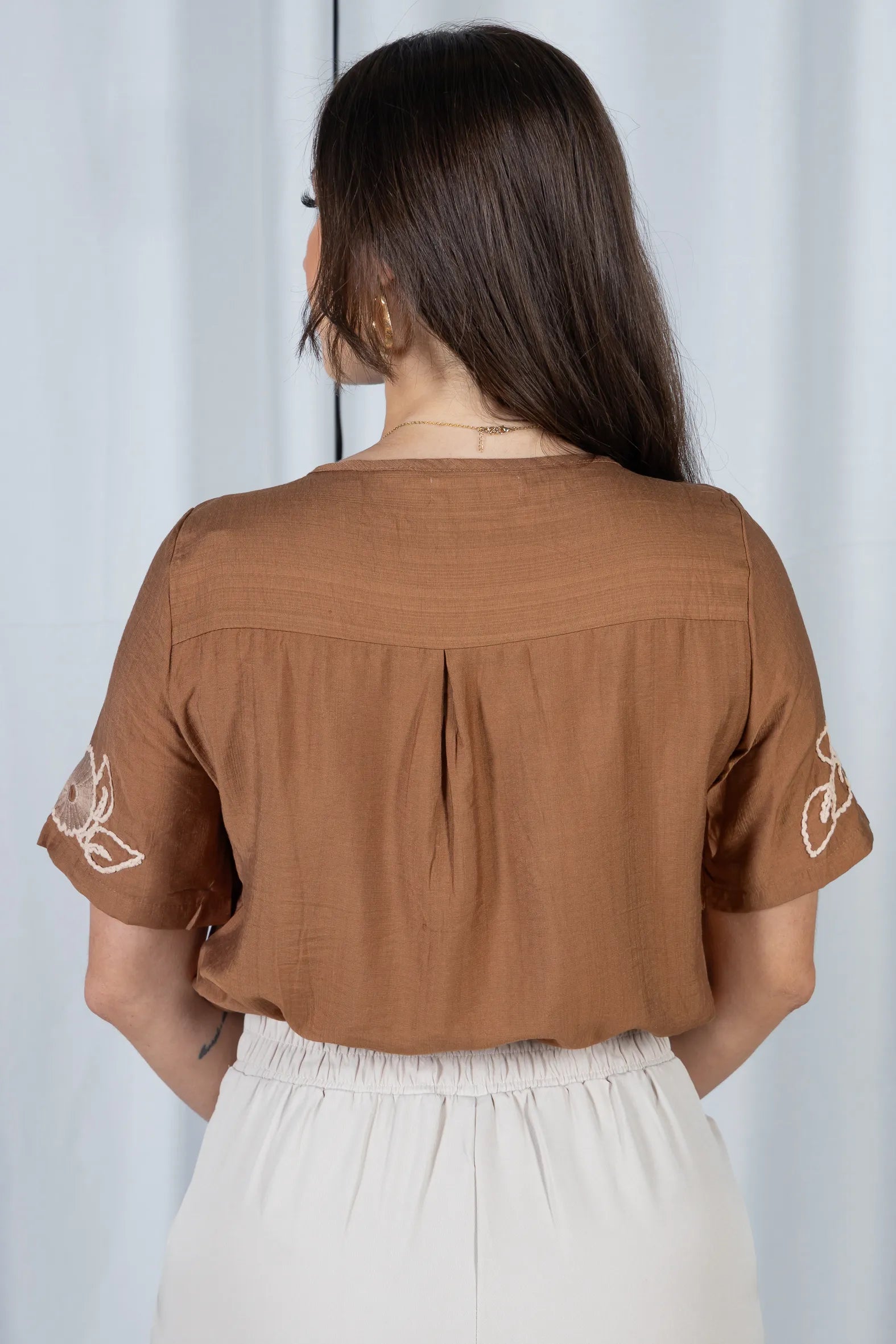 Blusa Manga Curta com Detalhes Bordados Colo Visco Brise Camila Marrom