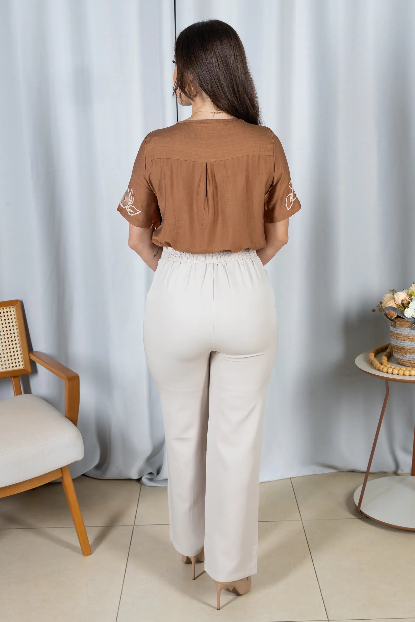 Blusa Manga Curta com Detalhes Bordados Colo Visco Brise Camila Marrom