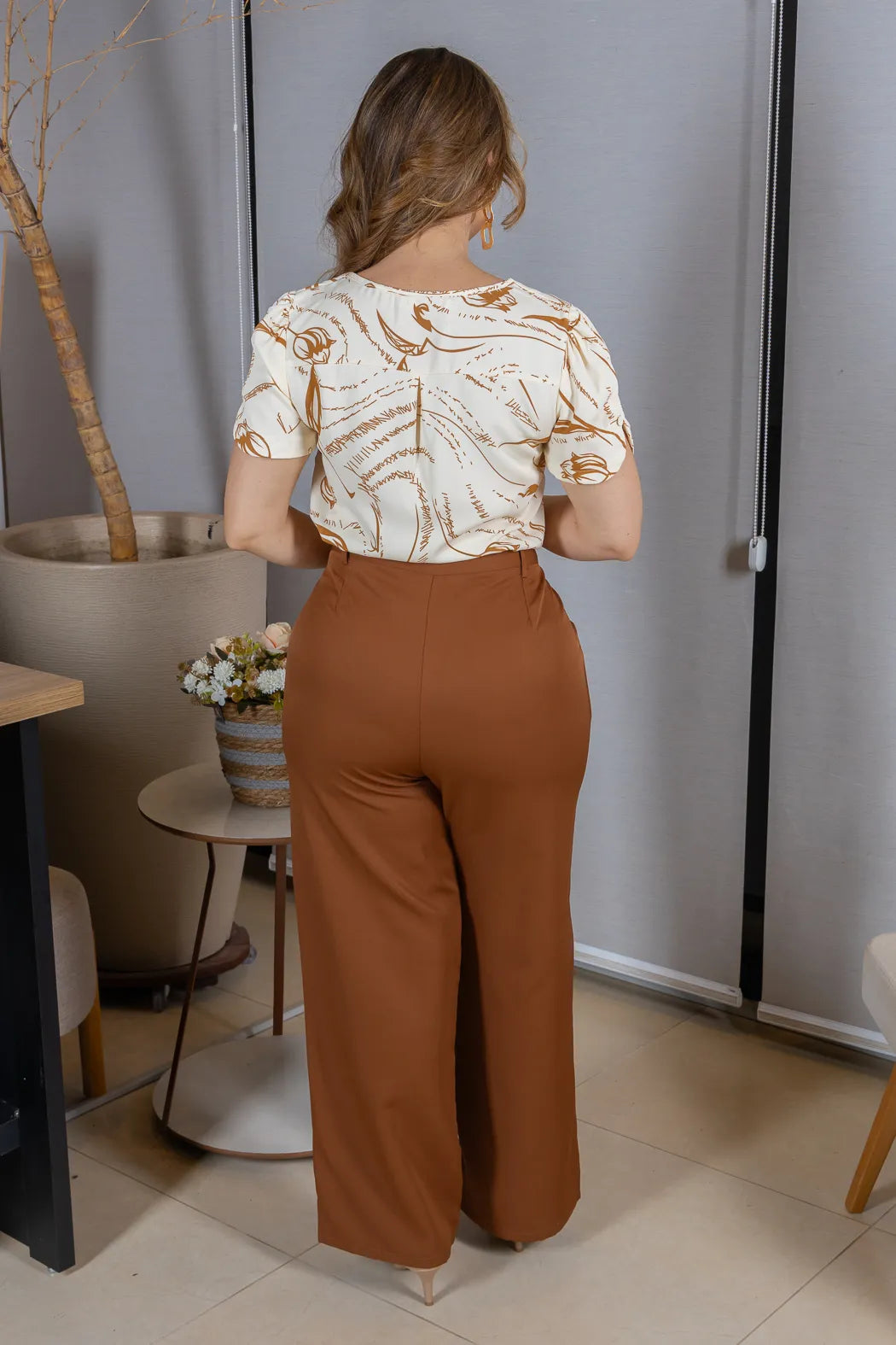 Blusa Manga Curta com Detalhe em Botão Crepe Classic Estampada Jade Bege