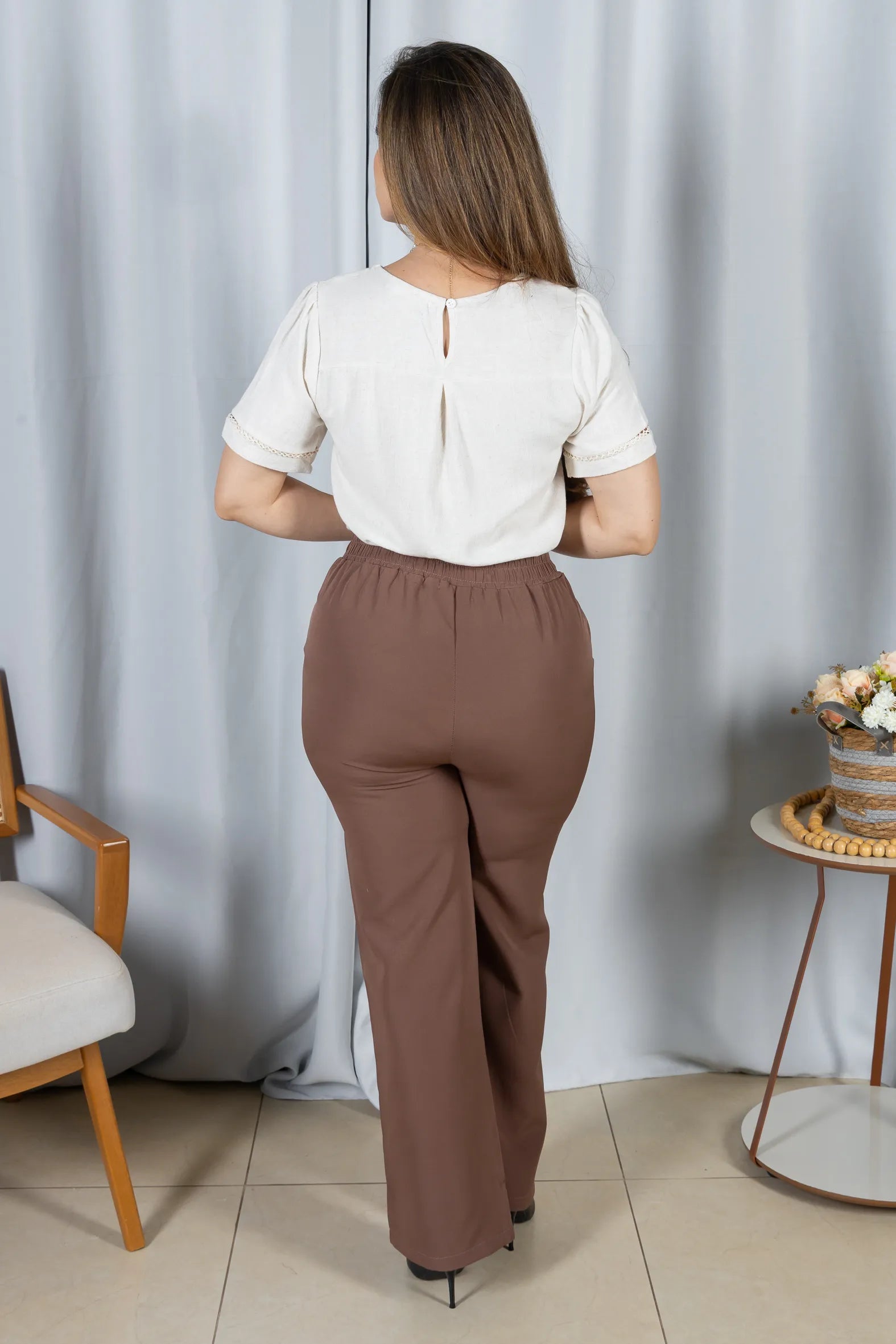 Calça Corte Reto em Alfaiataria Cós Assimétrico com Elástico Yasmin Marrom