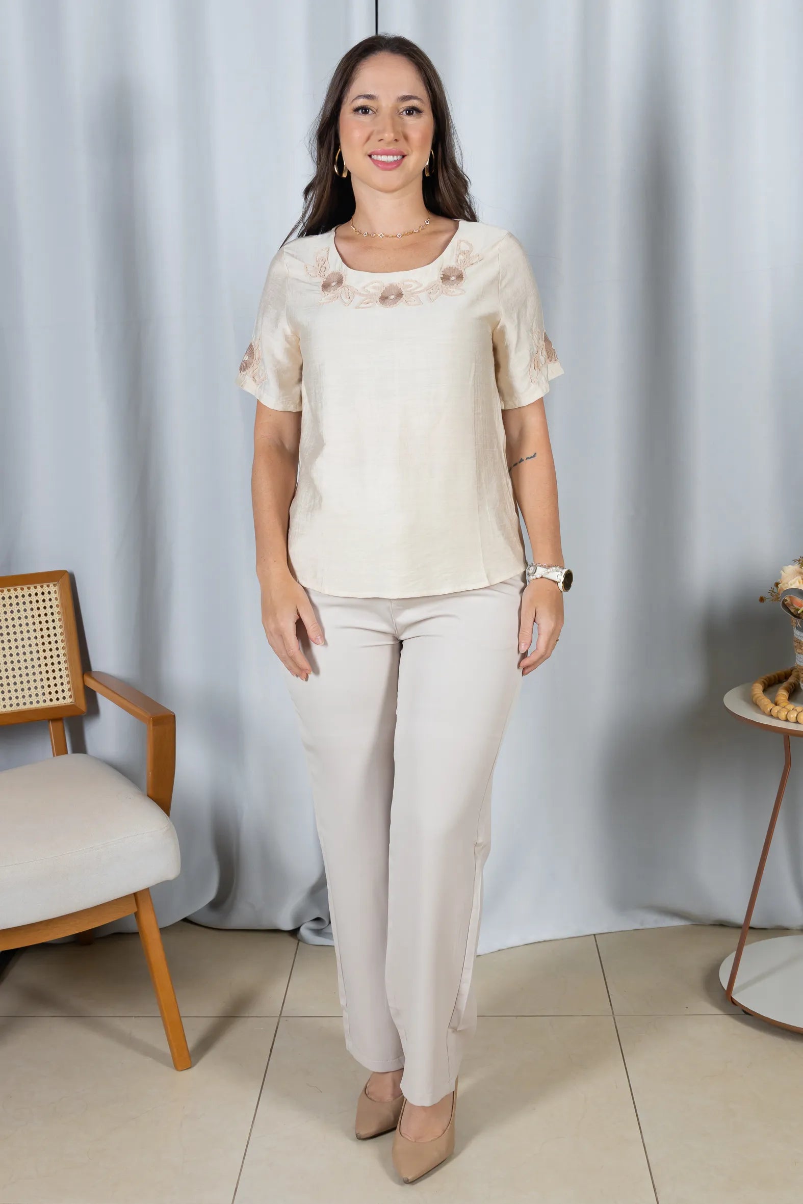 Blusa Manga Curta com Detalhes Bordados Colo Visco Brise Camila Creme