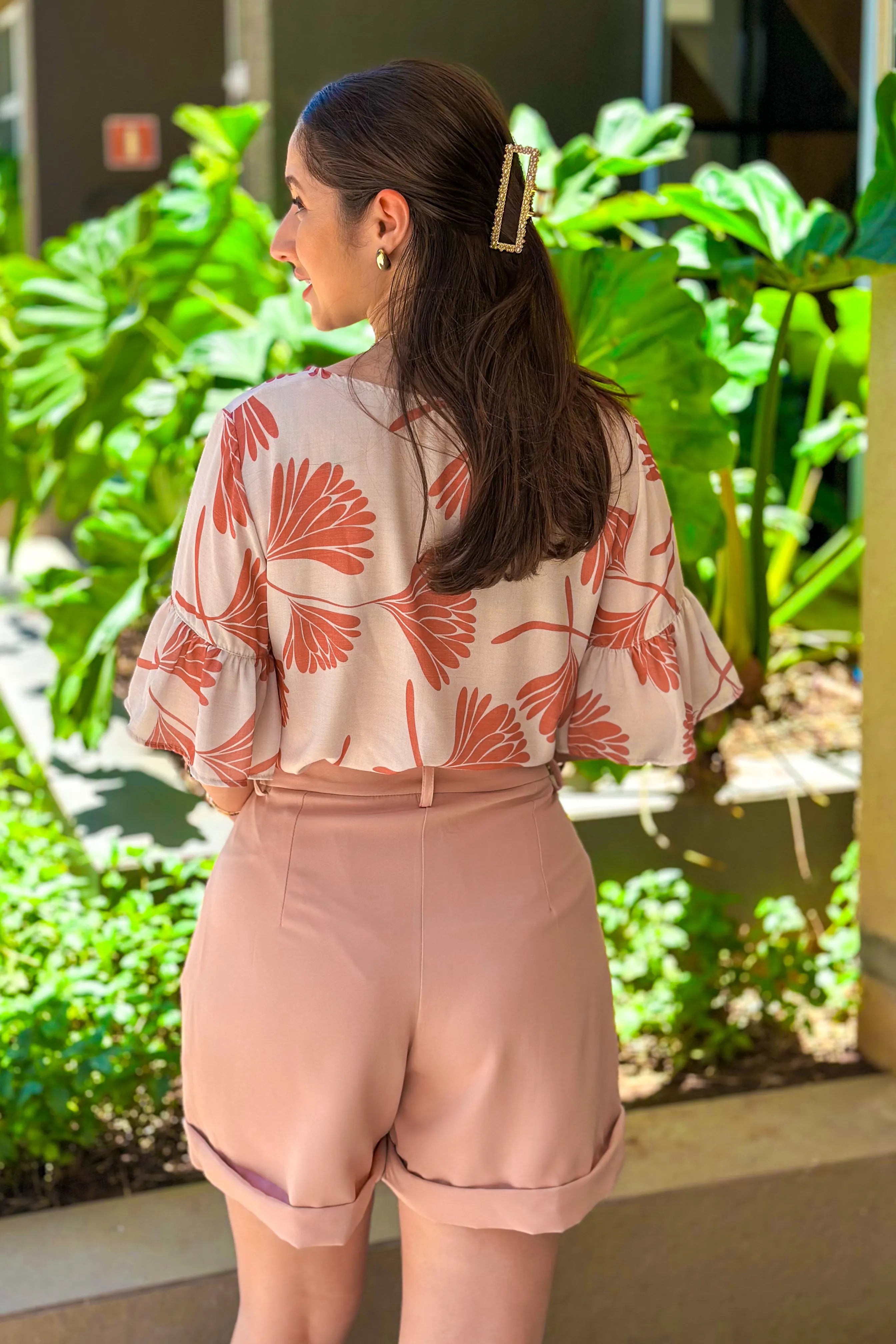 Conjunto: Blusa Manga Curta Detalhe Babados Thamires Estampada Rosa + Short Detalhe Barra Monique Rose