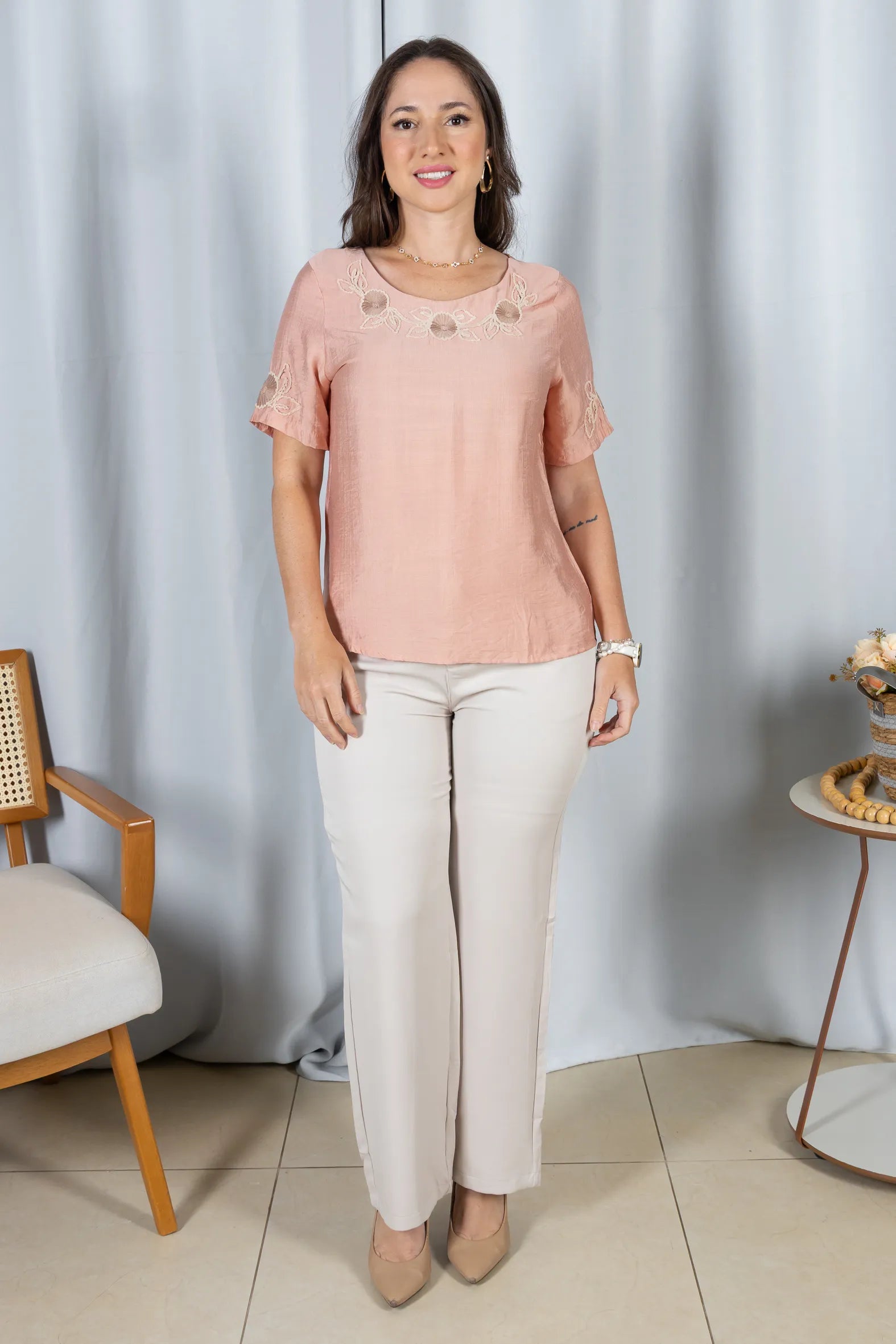 Blusa Manga Curta com Detalhes Bordados Colo Visco Brise Camila Rosa
