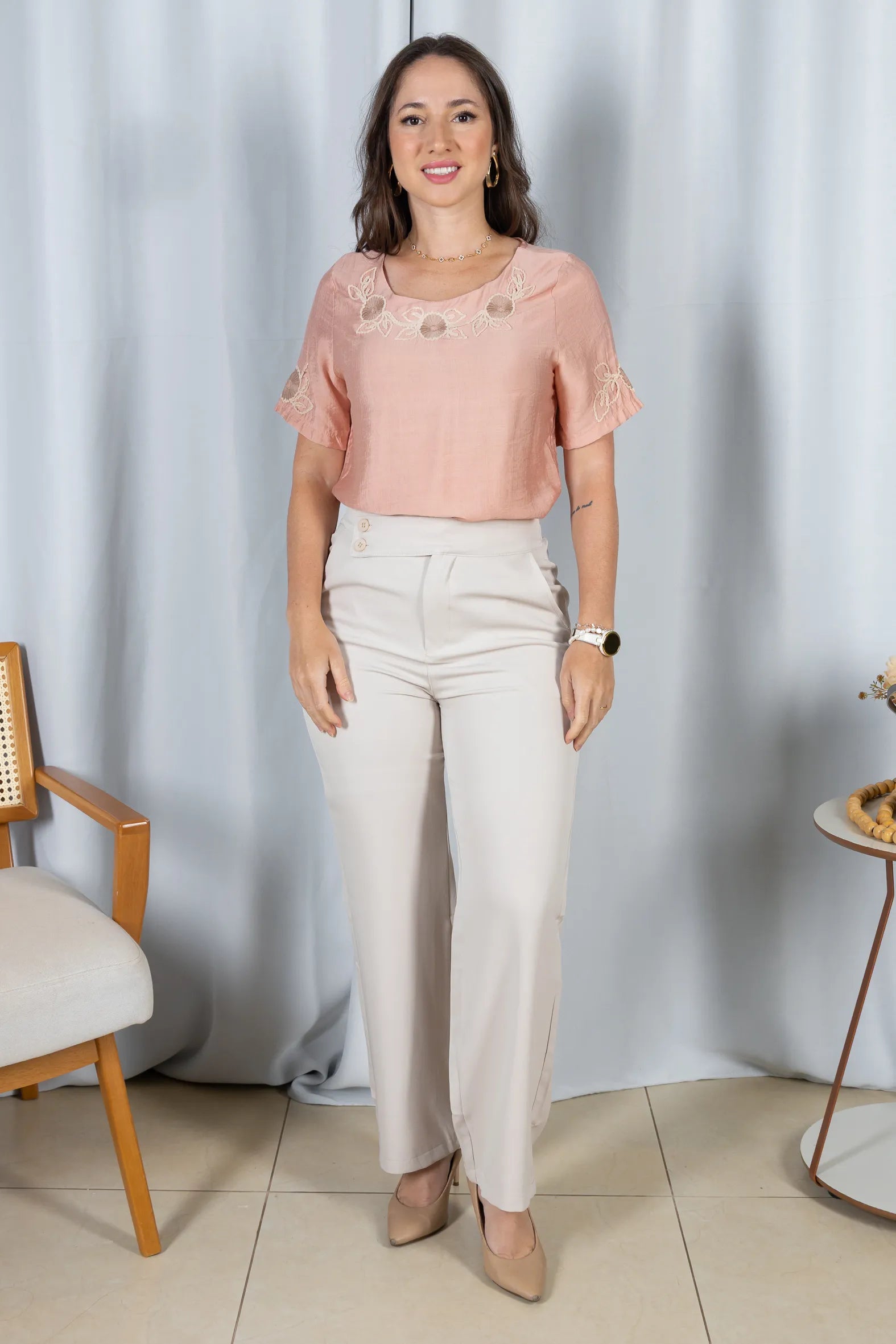 Blusa Manga Curta com Detalhes Bordados Colo Visco Brise Camila Rosa