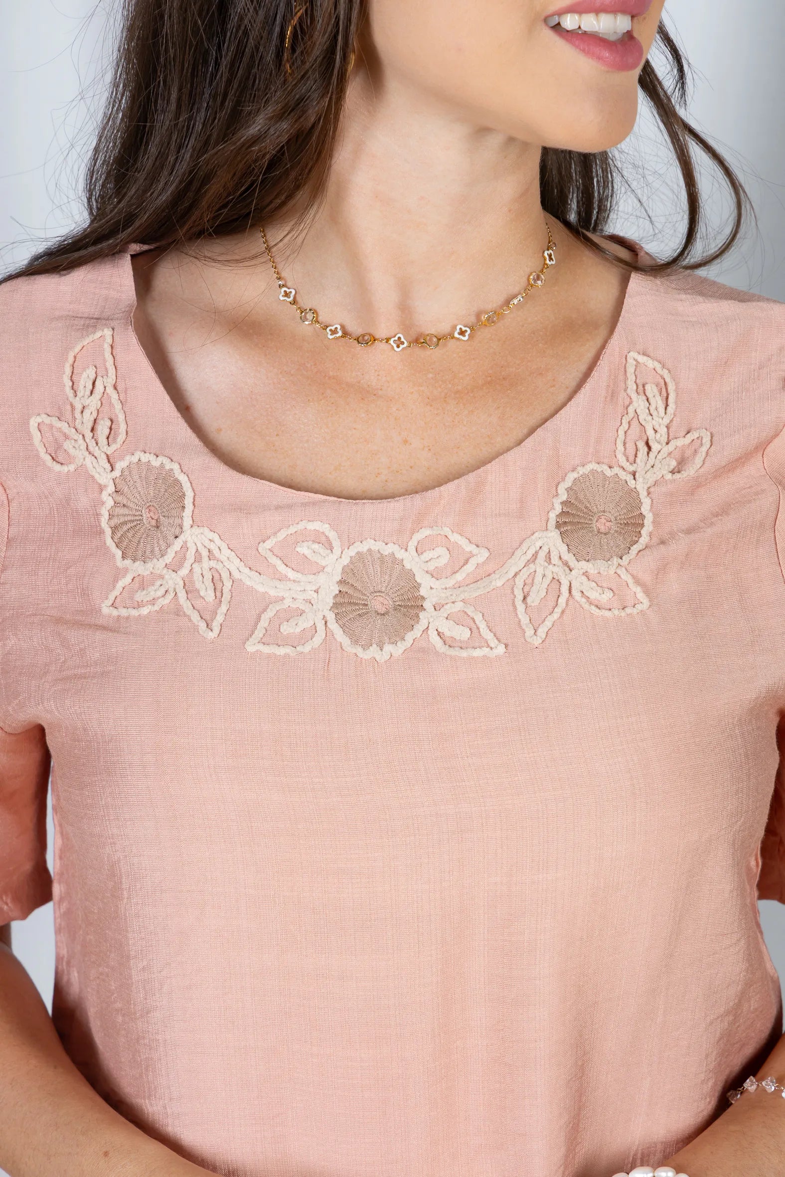 Blusa Manga Curta com Detalhes Bordados Colo Visco Brise Camila Rosa