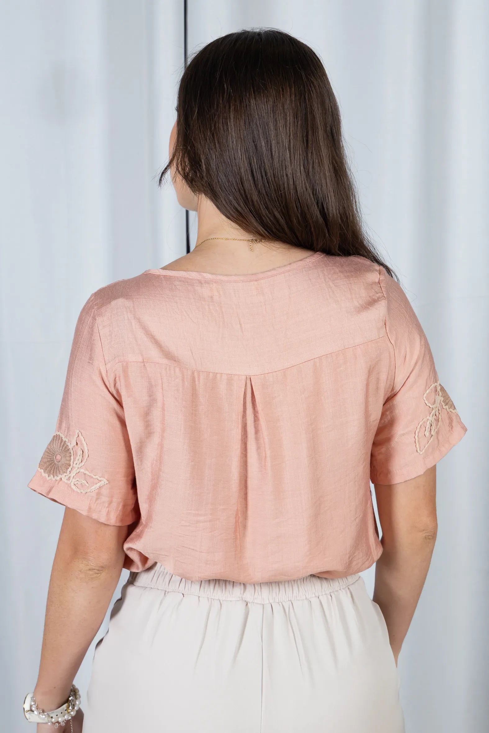 Blusa Manga Curta com Detalhes Bordados Colo Visco Brise Camila Rosa