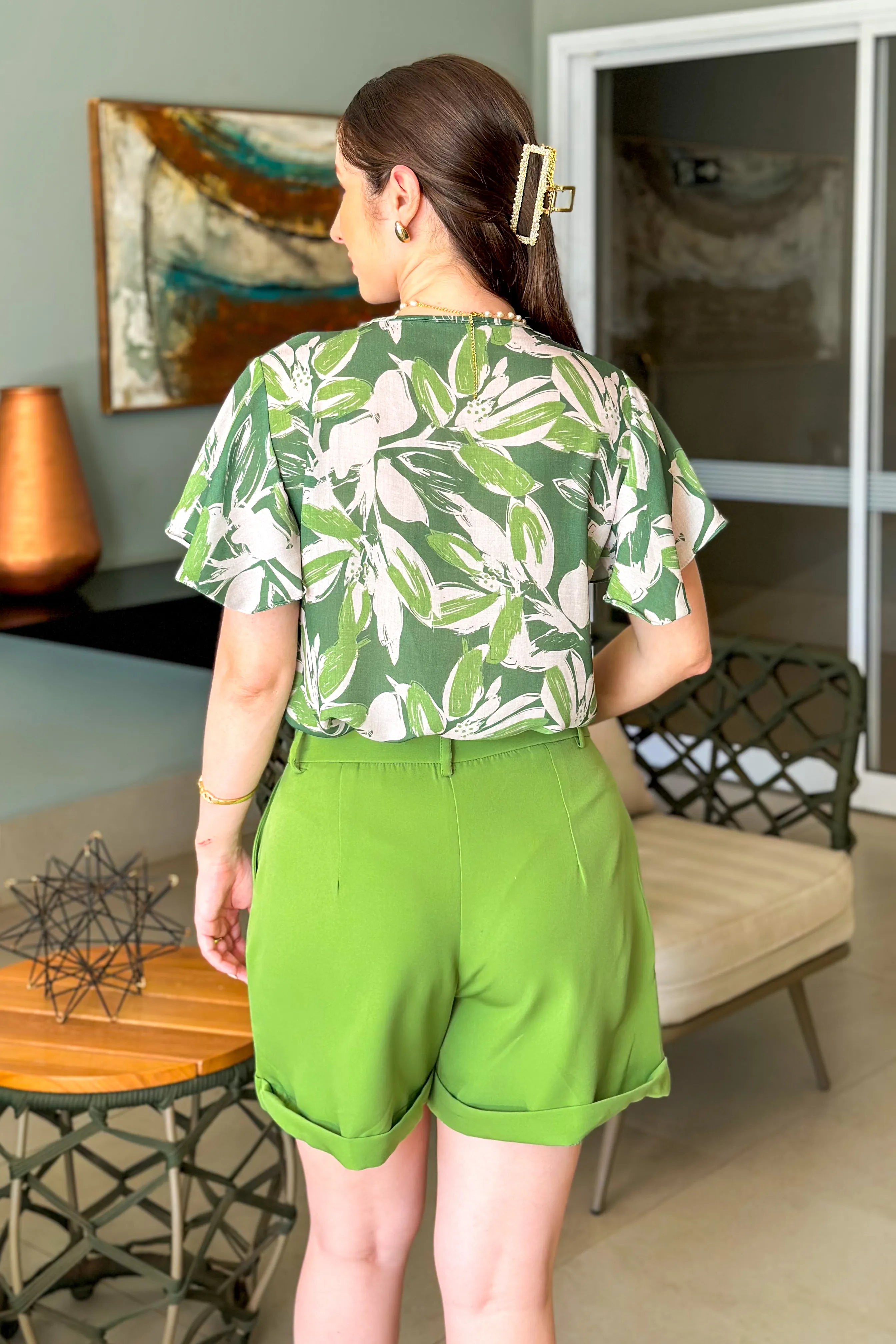 Conjunto: Blusa Manga Flutuante Decote "V" Rafaela Estampada Verde + Short Detalhe Barra Monique Verde