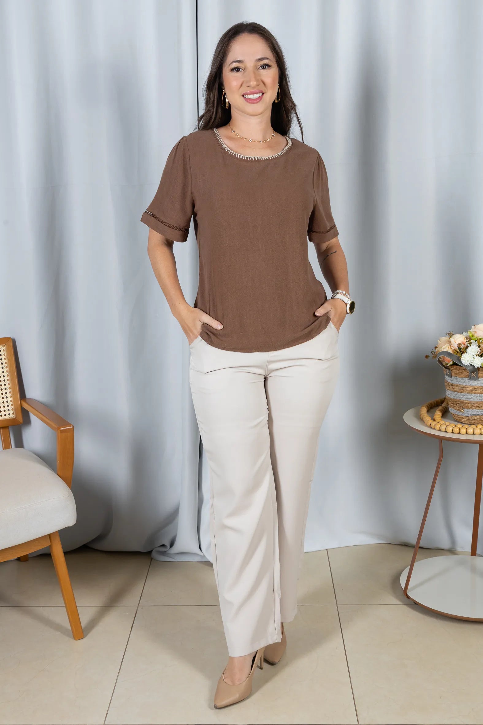 Blusa Manga Curta em Visco-Linho com Entremeio Bordado Viviane Marrom