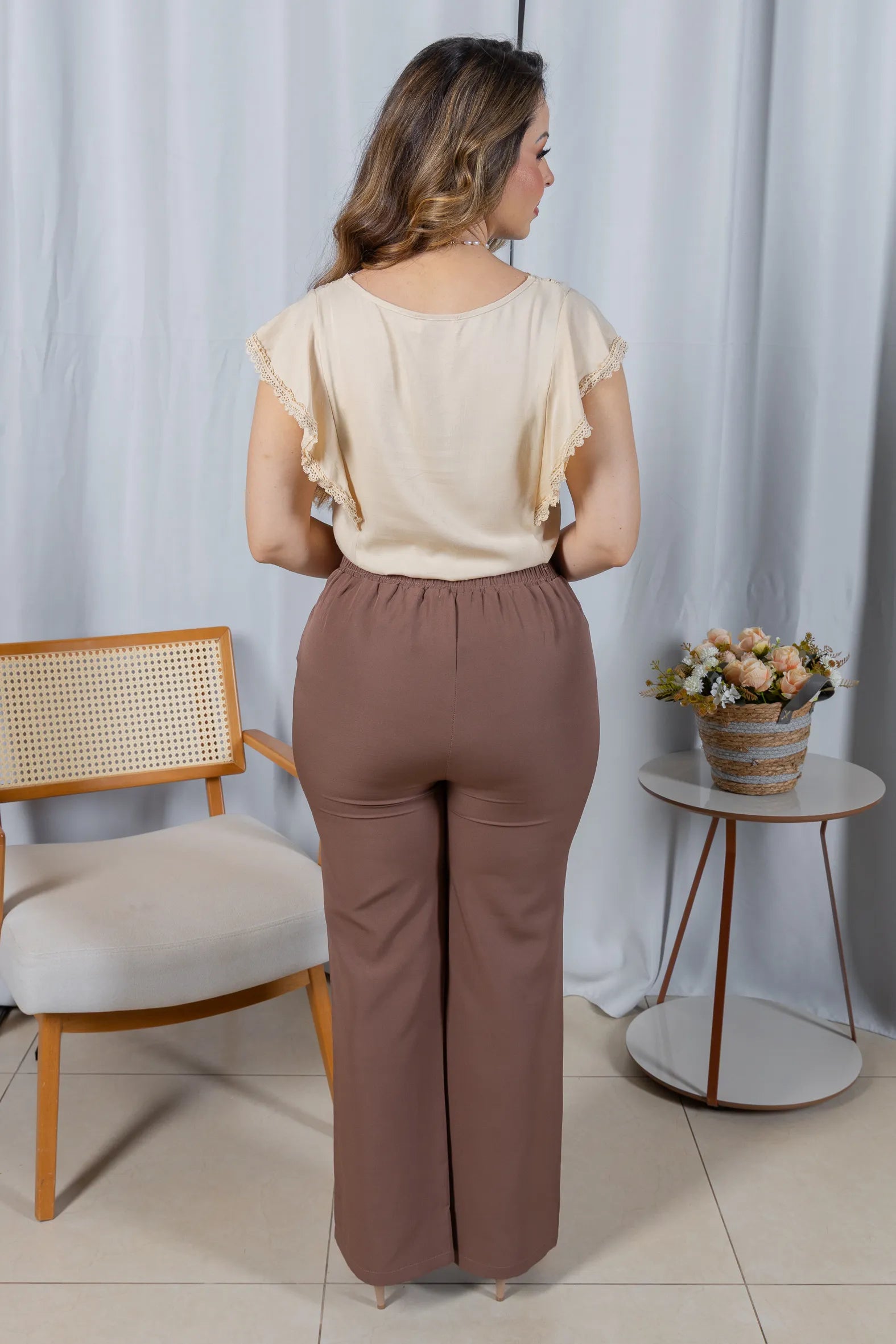 Blusa Manga Curta em Visco-Linho Decote em "V" com Detalhes em Renda Rute Creme