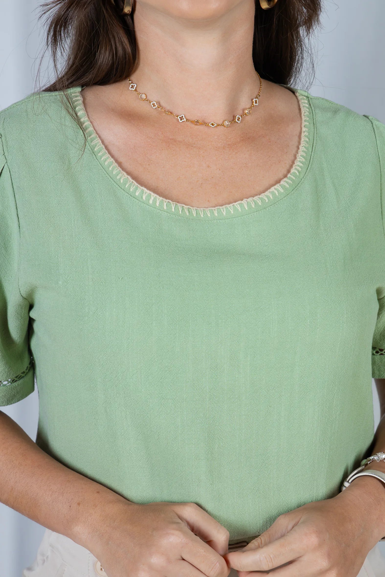 Blusa Manga Curta em Visco-Linho com Entremeio Bordado Viviane Verde
