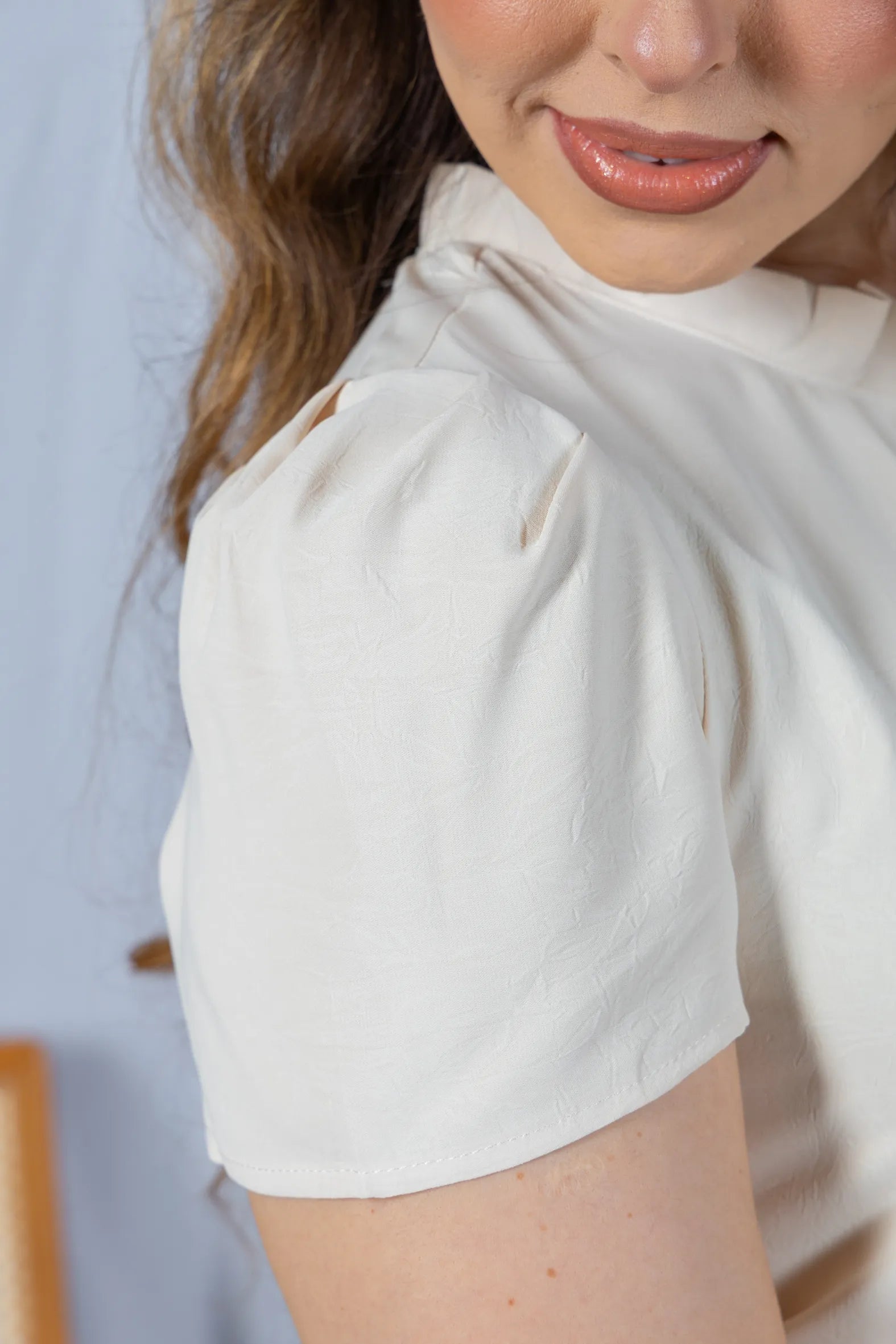 Blusa Manga Curta em Crepe Classic com Meia Gola e Pregas Dalila Creme