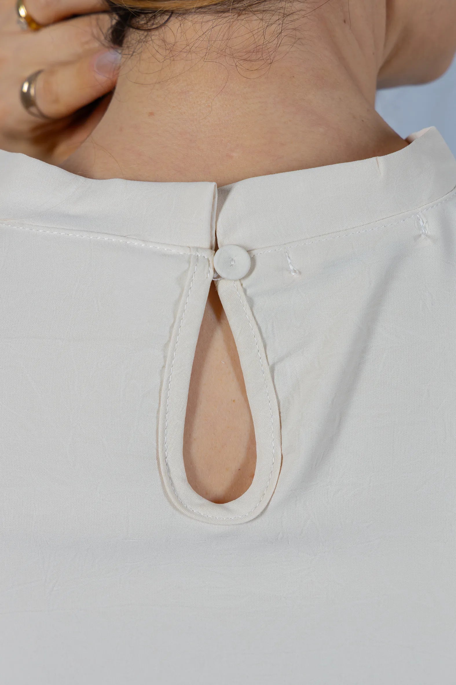 Blusa Manga Curta em Crepe Classic com Meia Gola e Pregas Dalila Creme