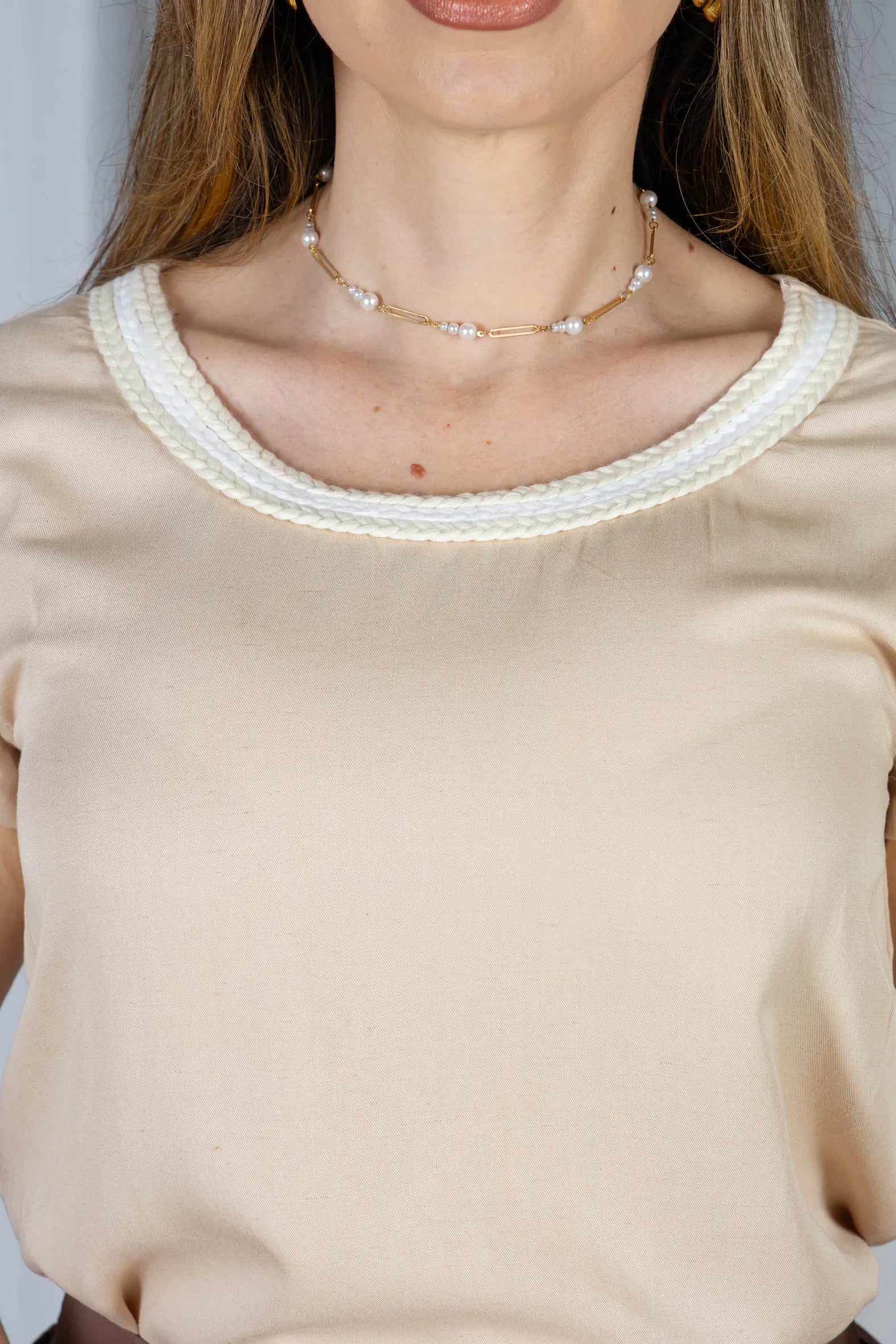 Blusa Manga Curta Babados em Visco-linho Detalhe Trançado no Colo Letícia Bege