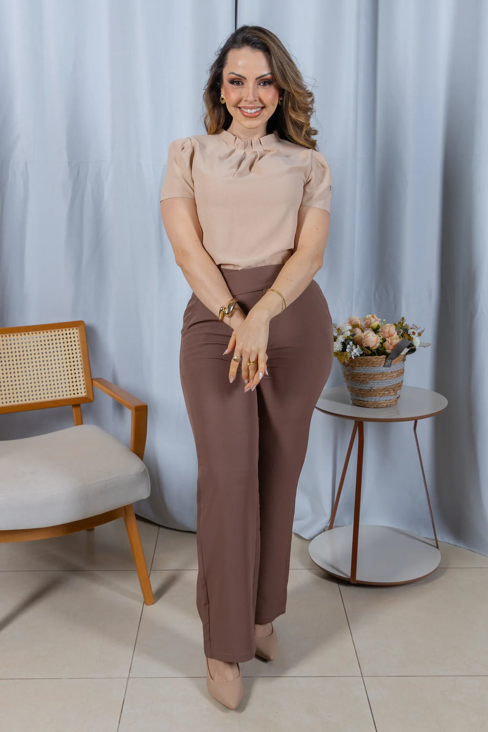 Blusa Manga Curta em Crepe Classic com Meia Gola e Pregas Dalila Bege