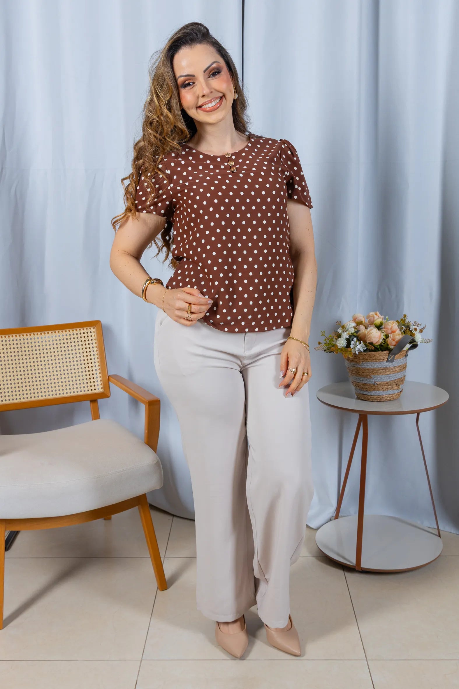 Blusa Manga Curta em Crepe Classic com Botões e Estampa Poá Tânia Marrom