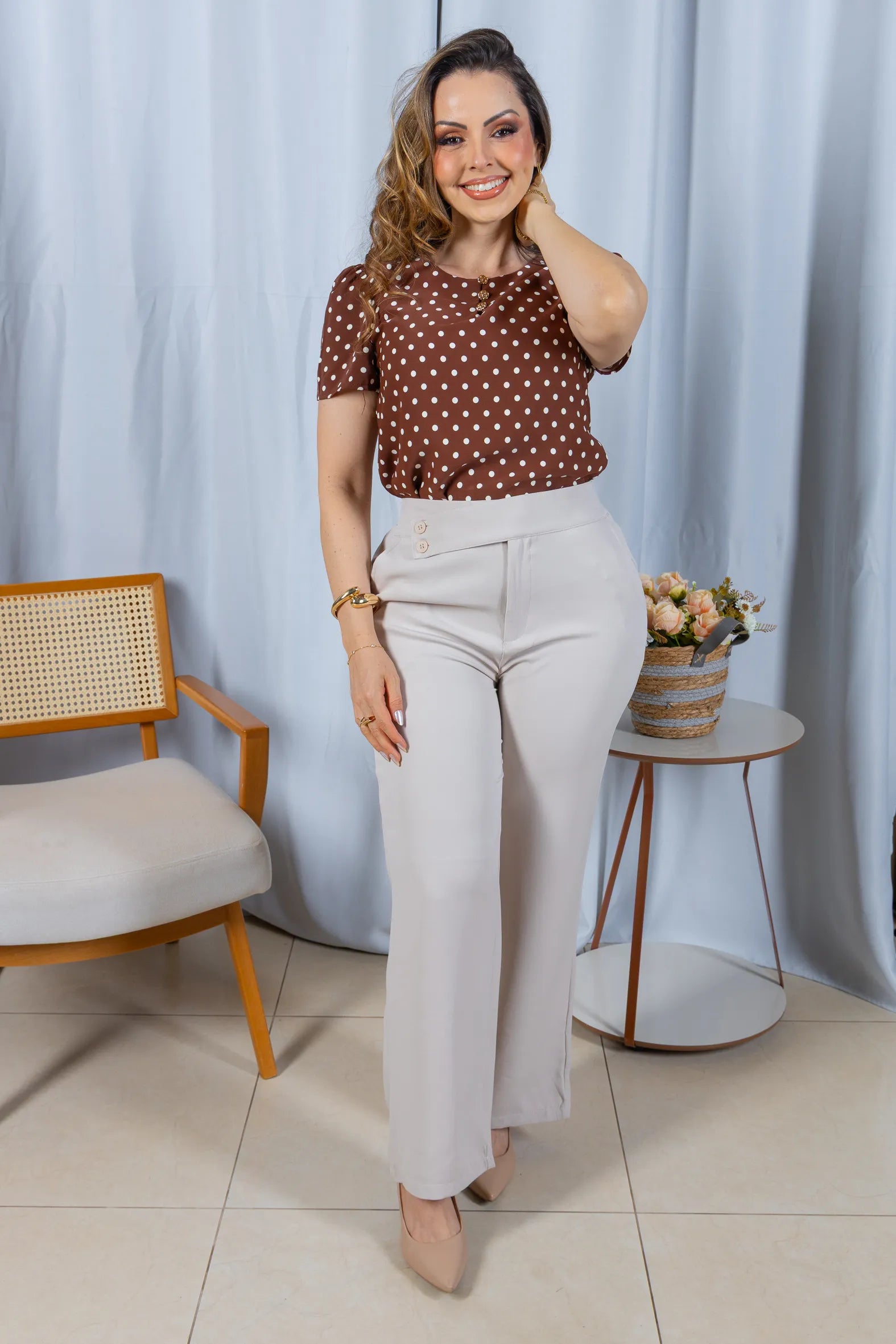 Blusa Manga Curta em Crepe Classic com Botões e Estampa Poá Tânia Marrom