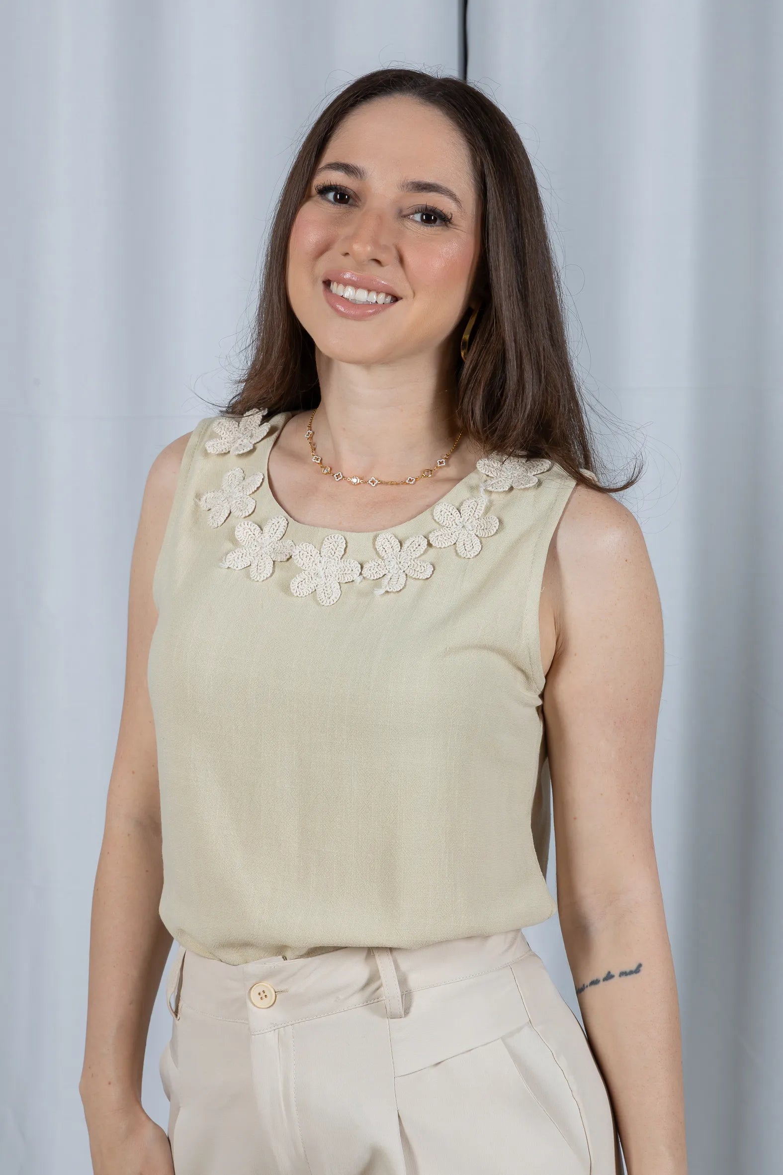 Regata Detalhe Flores Colo Visco Linho Giovana Verde Claro