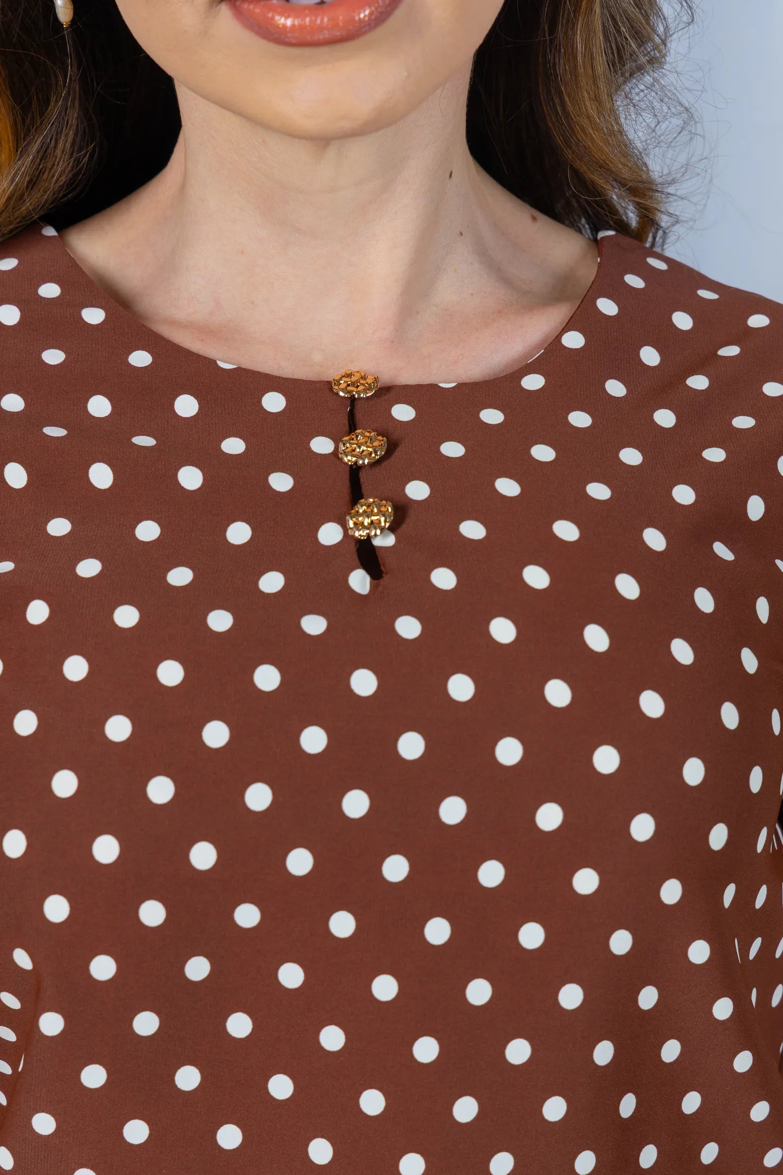 Blusa Manga Curta em Crepe Classic com Botões e Estampa Poá Tânia Marrom