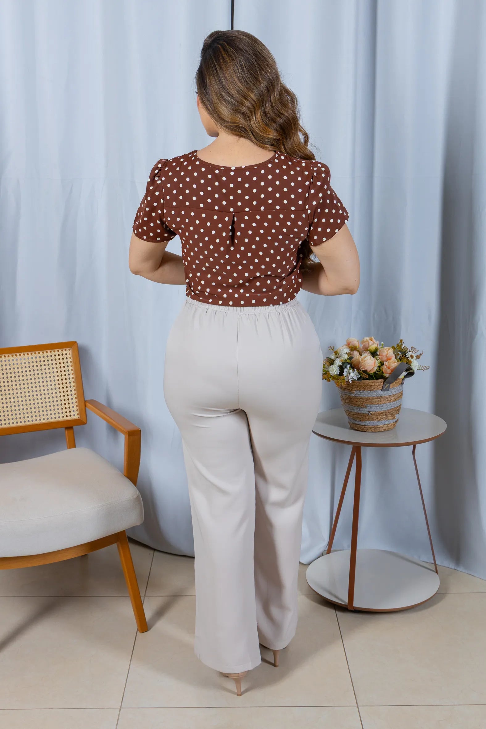 Blusa Manga Curta em Crepe Classic com Botões e Estampa Poá Tânia Marrom