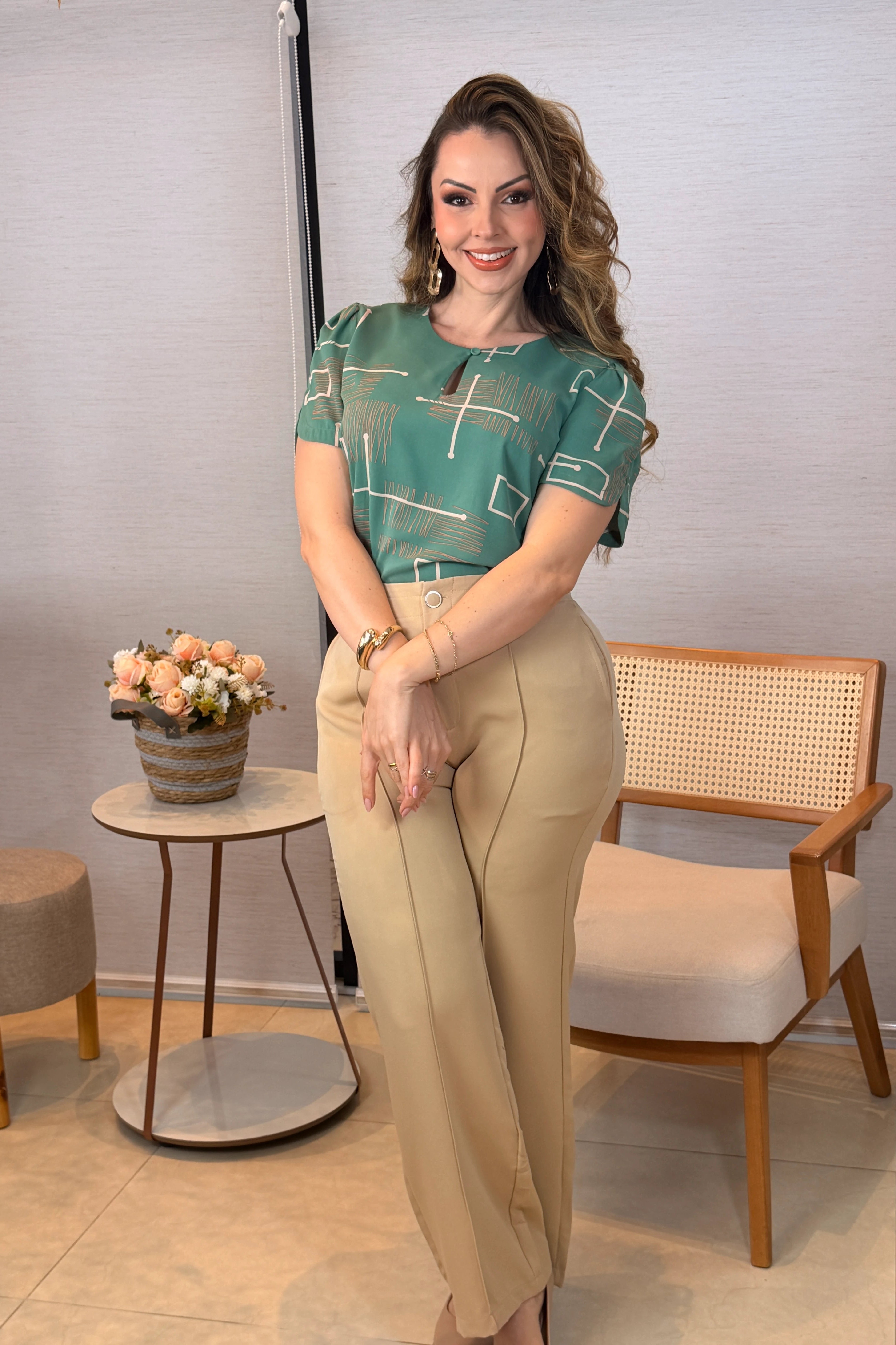 Blusa Manga Curta Colo Detalhe Botão Samara Estampada Verde + Calça Pantalona Alfaiataria Botão Encapado Margareth Bege