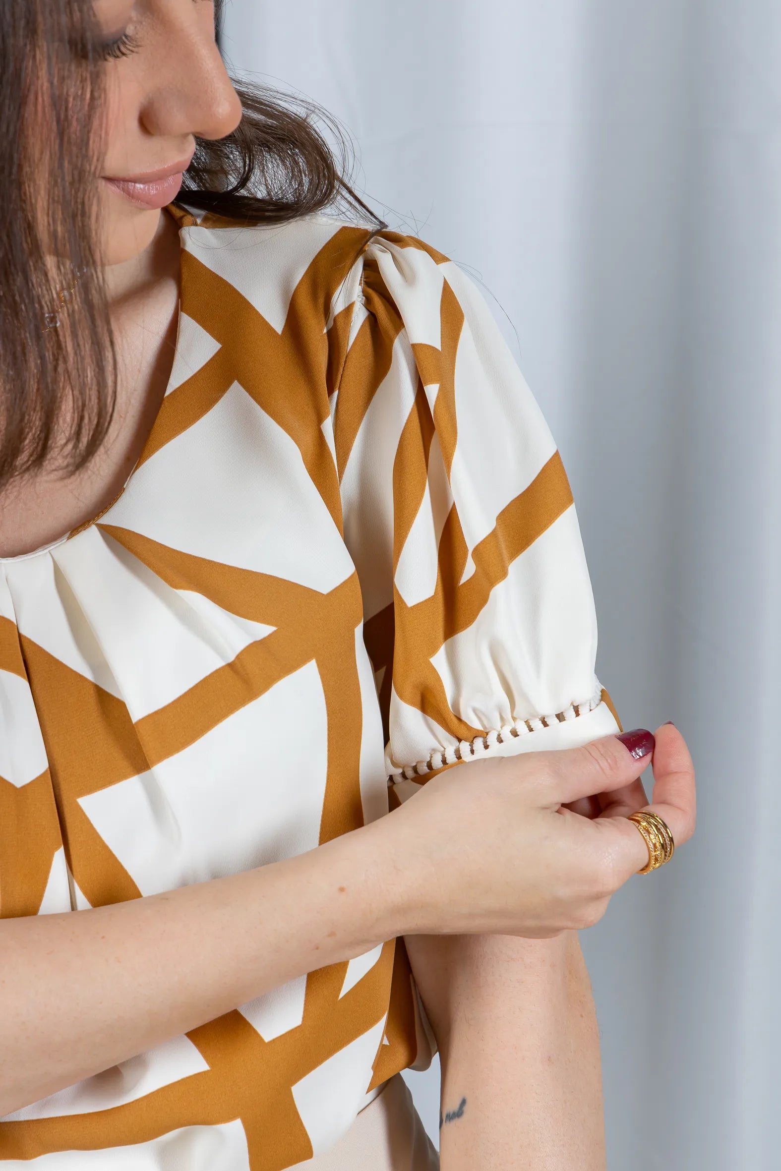 Blusa Manga Curta Detalhe Pregas Colo Crepe Classic Renata Marrom