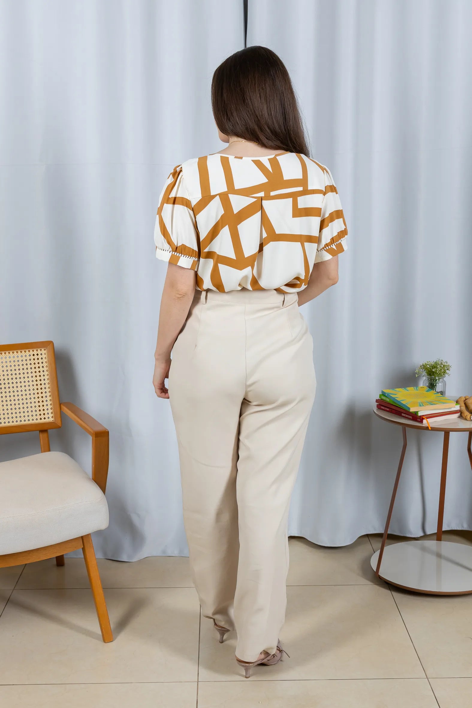 Blusa Manga Curta Detalhe Pregas Colo Crepe Classic Renata Marrom