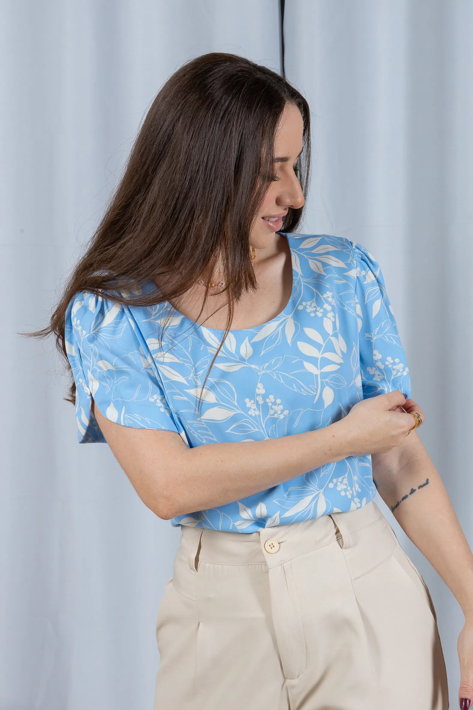 Blusa Manga Curta Detalhe Botão Crepe Classic Samara Estampada Azul