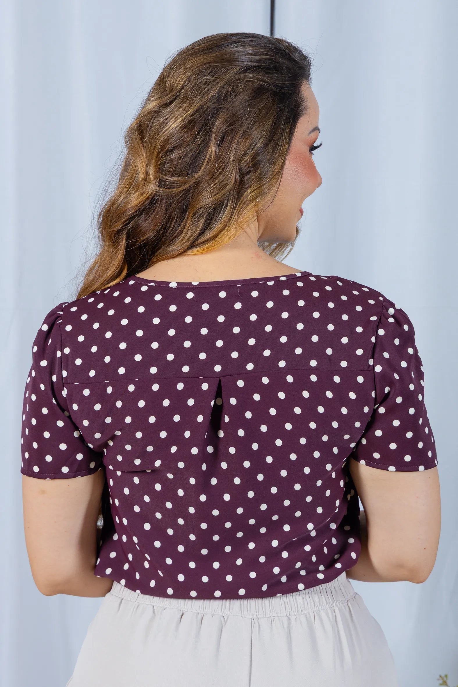 Blusa Manga Curta em Crepe Classic com Botões e Estampa Poá Tânia Roxo Berinjela
