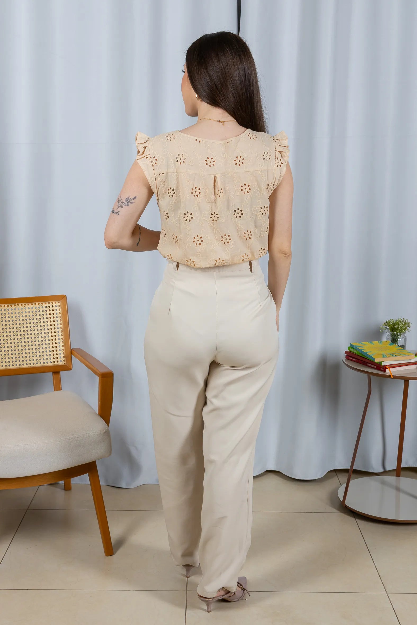 Regata Babados Detalhe Botão Em Cotton Laise Estela Bege