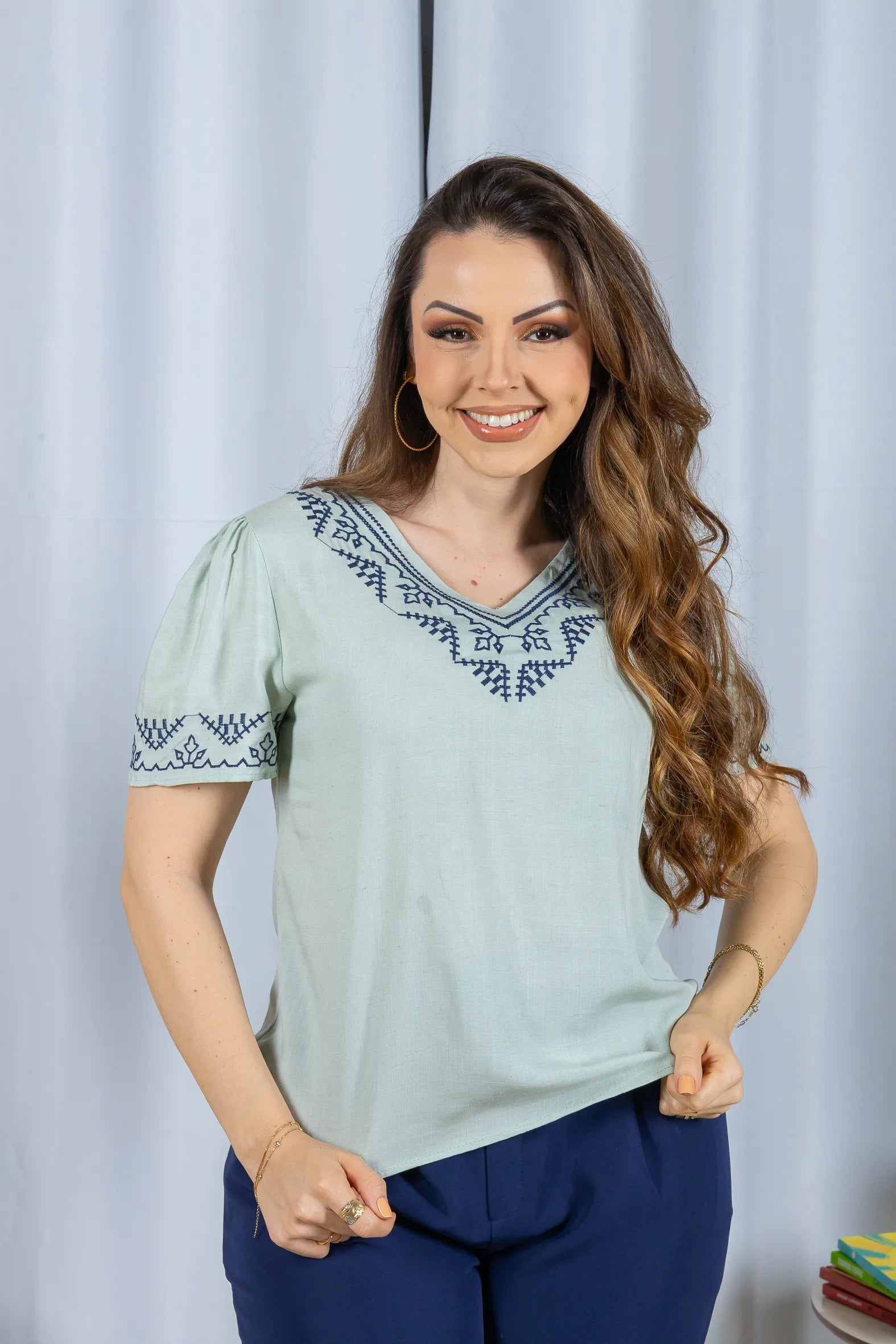 Blusa Manga Curta Detalhe Colo Bordado Visco Linho Jaqueline Verde