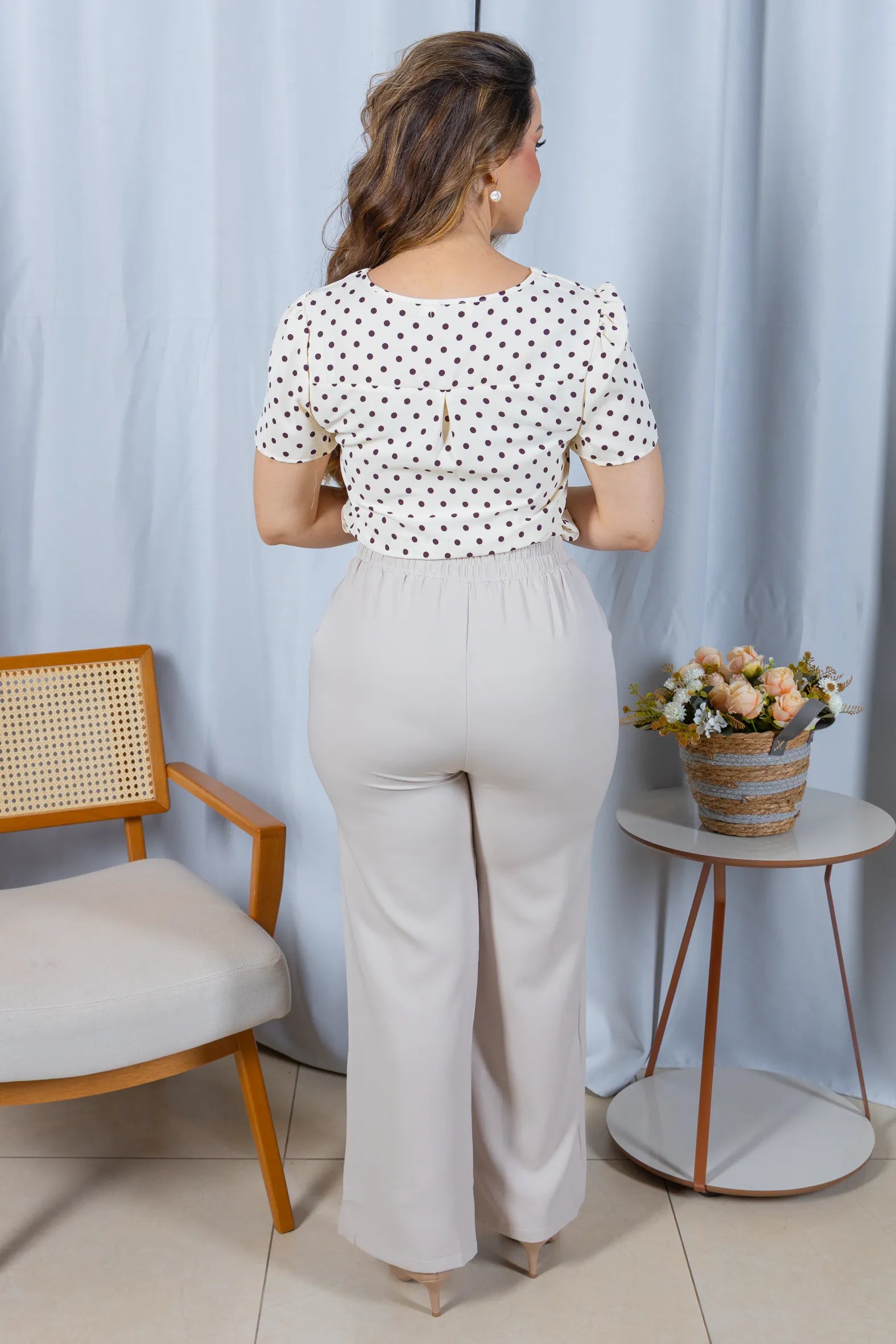 Blusa Manga Curta em Crepe Classic com Botões e Estampa Poá Tânia Creme