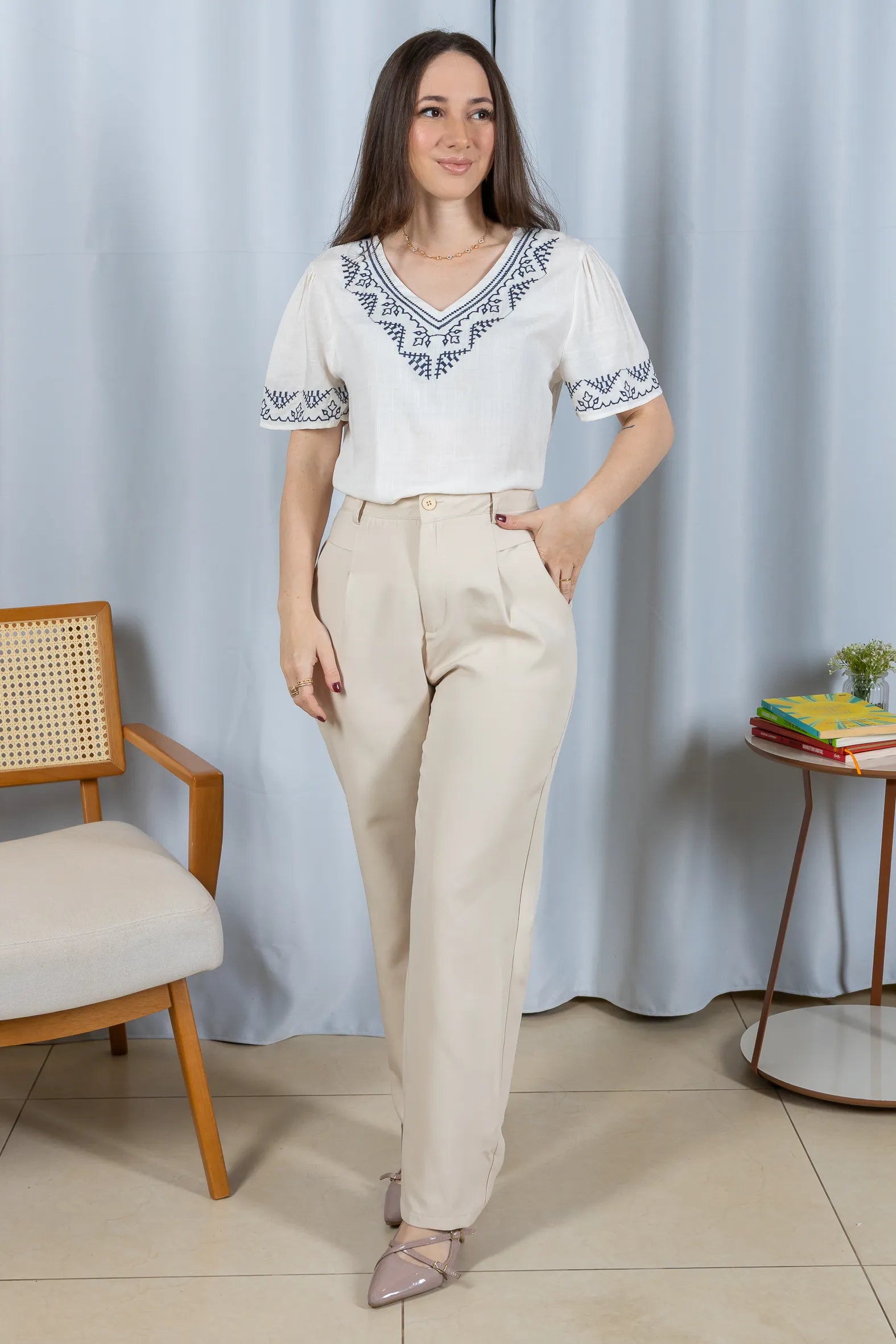 Blusa Manga Curta Detalhe Colo Bordado Visco Linho Jaqueline Branca