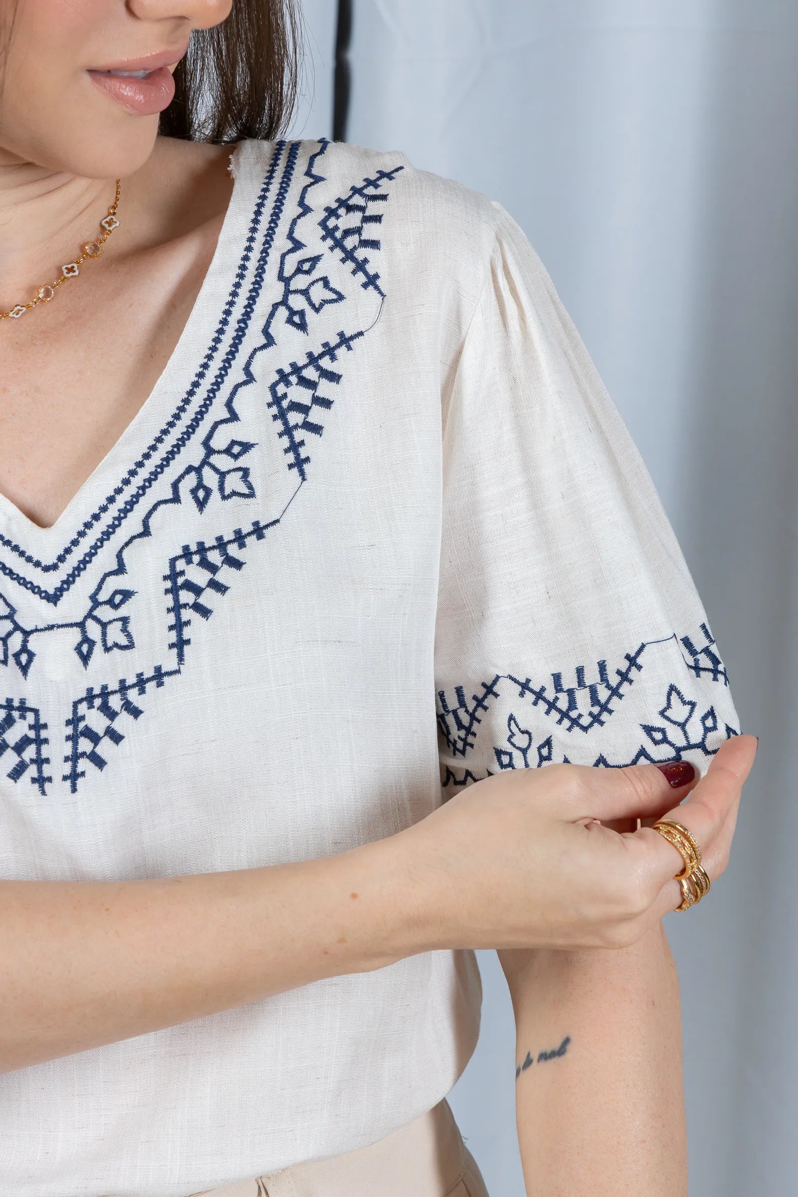 Blusa Manga Curta Detalhe Colo Bordado Visco Linho Jaqueline Branca