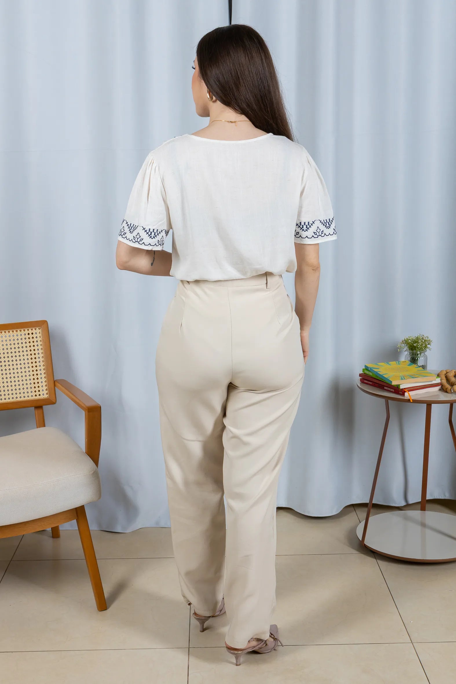 Blusa Manga Curta Detalhe Colo Bordado Visco Linho Jaqueline Branca