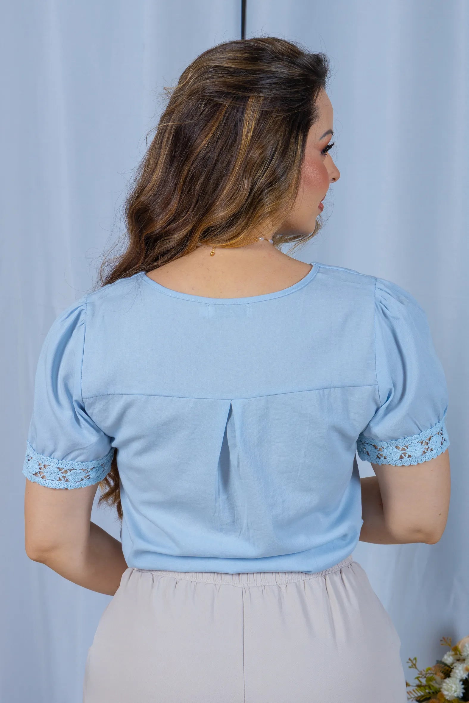 Blusa Manga Curta em Cotton Mix com Detalhe em Crochê Paula Azul